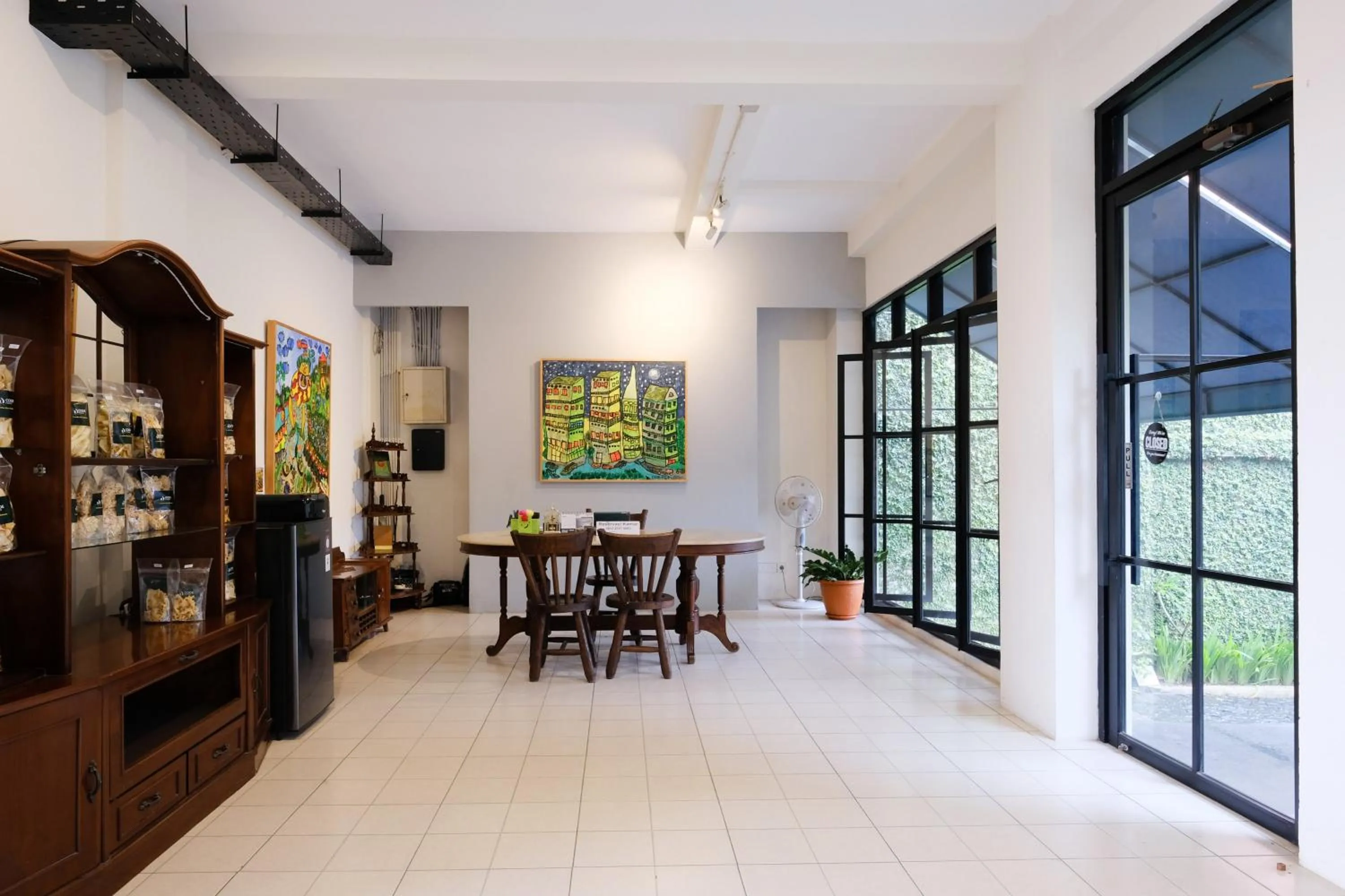 Seating area in Urbanview Code Riverstay Yogyakarta