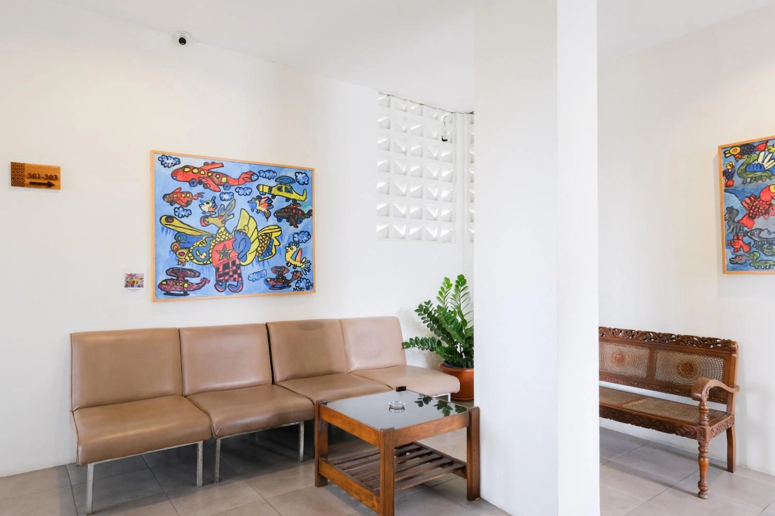 Seating area in Urbanview Code Riverstay Yogyakarta