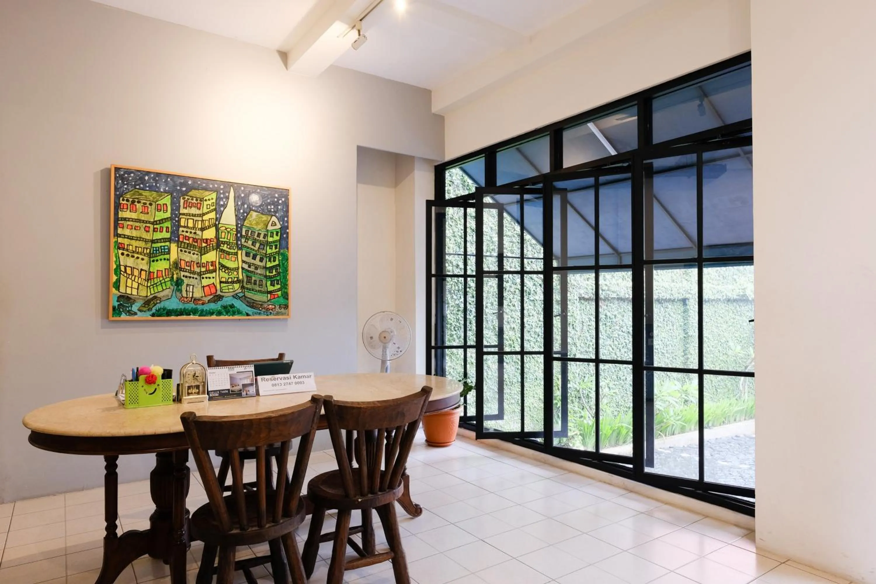 Seating area in Urbanview Code Riverstay Yogyakarta