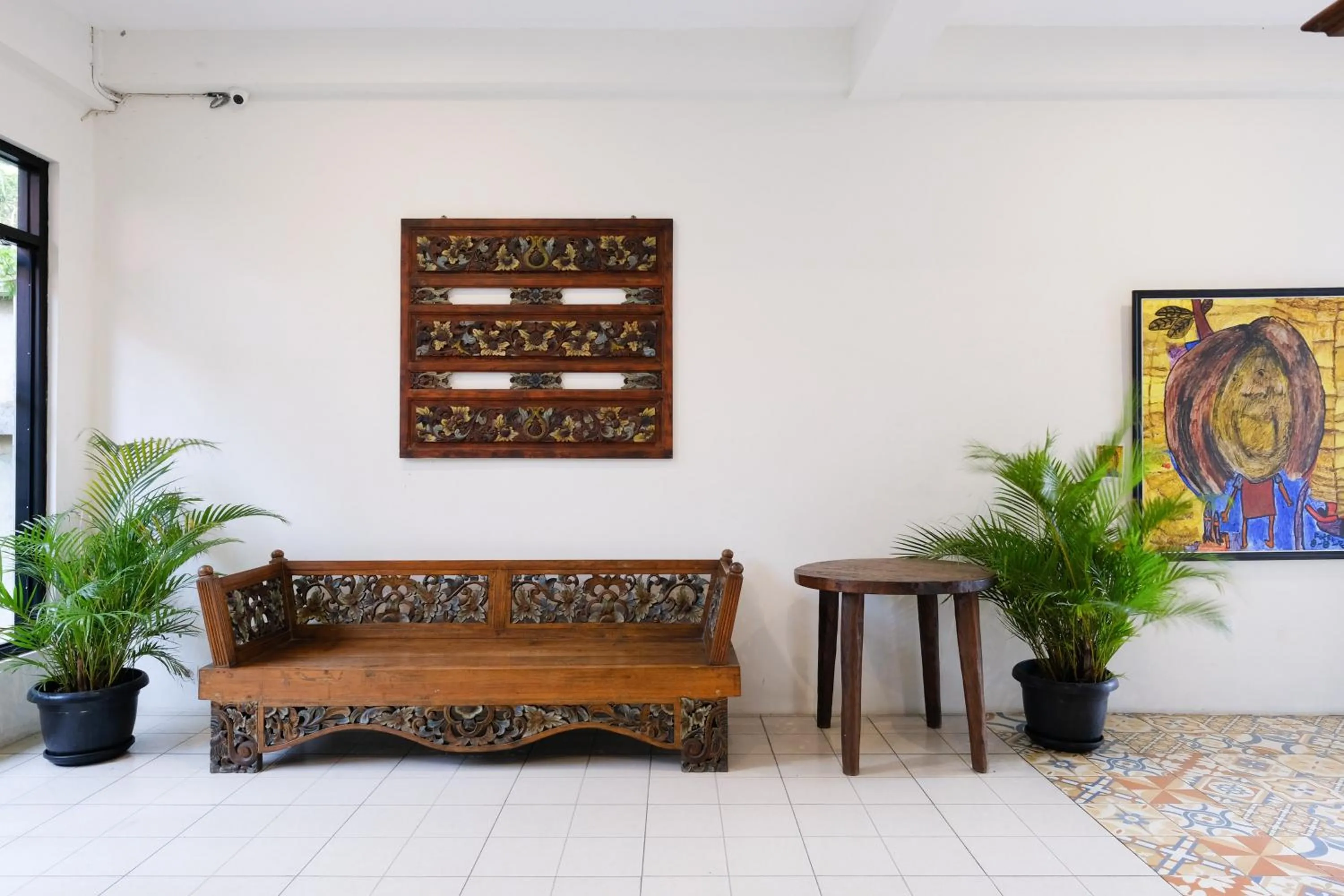 Seating area in Urbanview Code Riverstay Yogyakarta