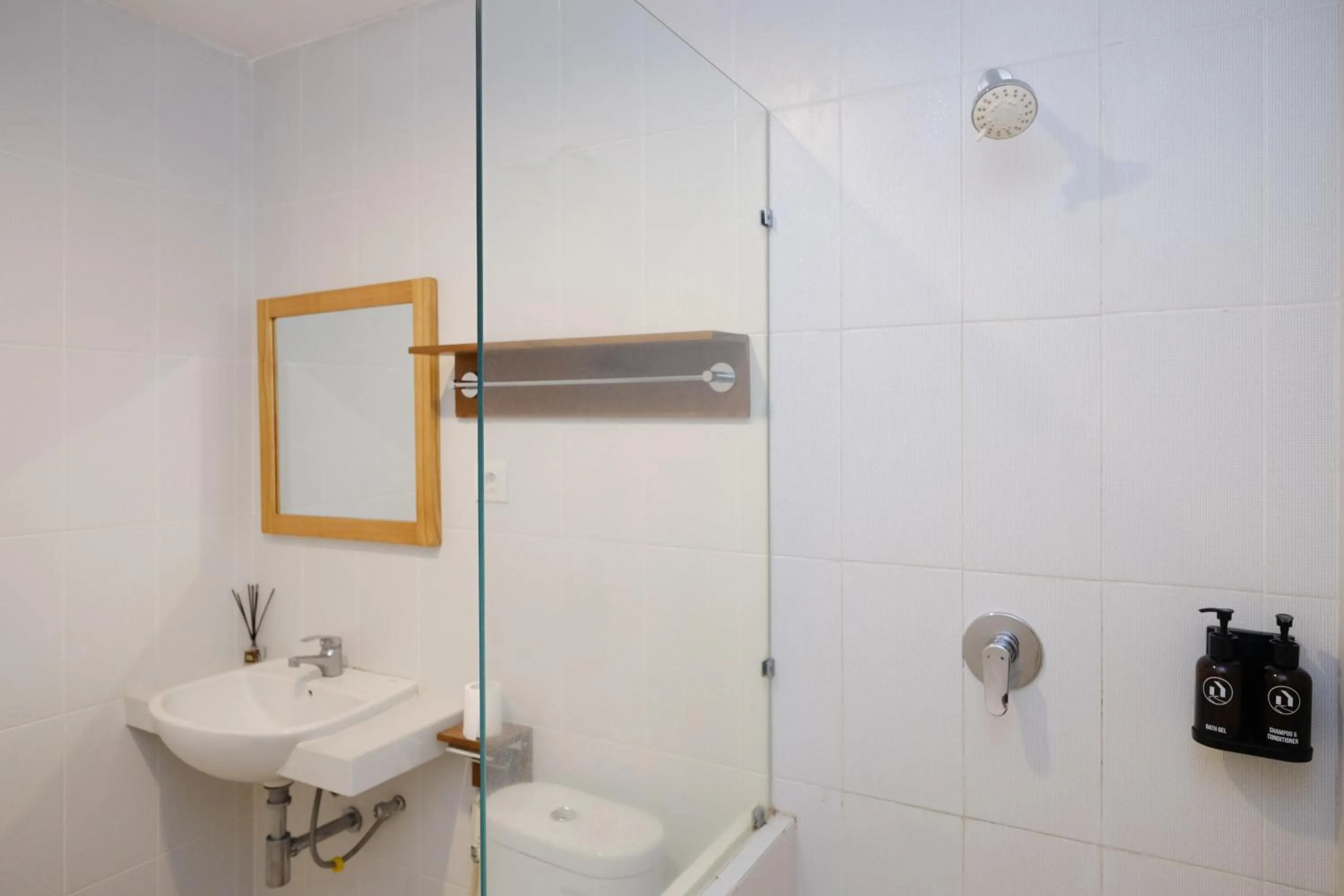 Bathroom in Urbanview Code Riverstay Yogyakarta