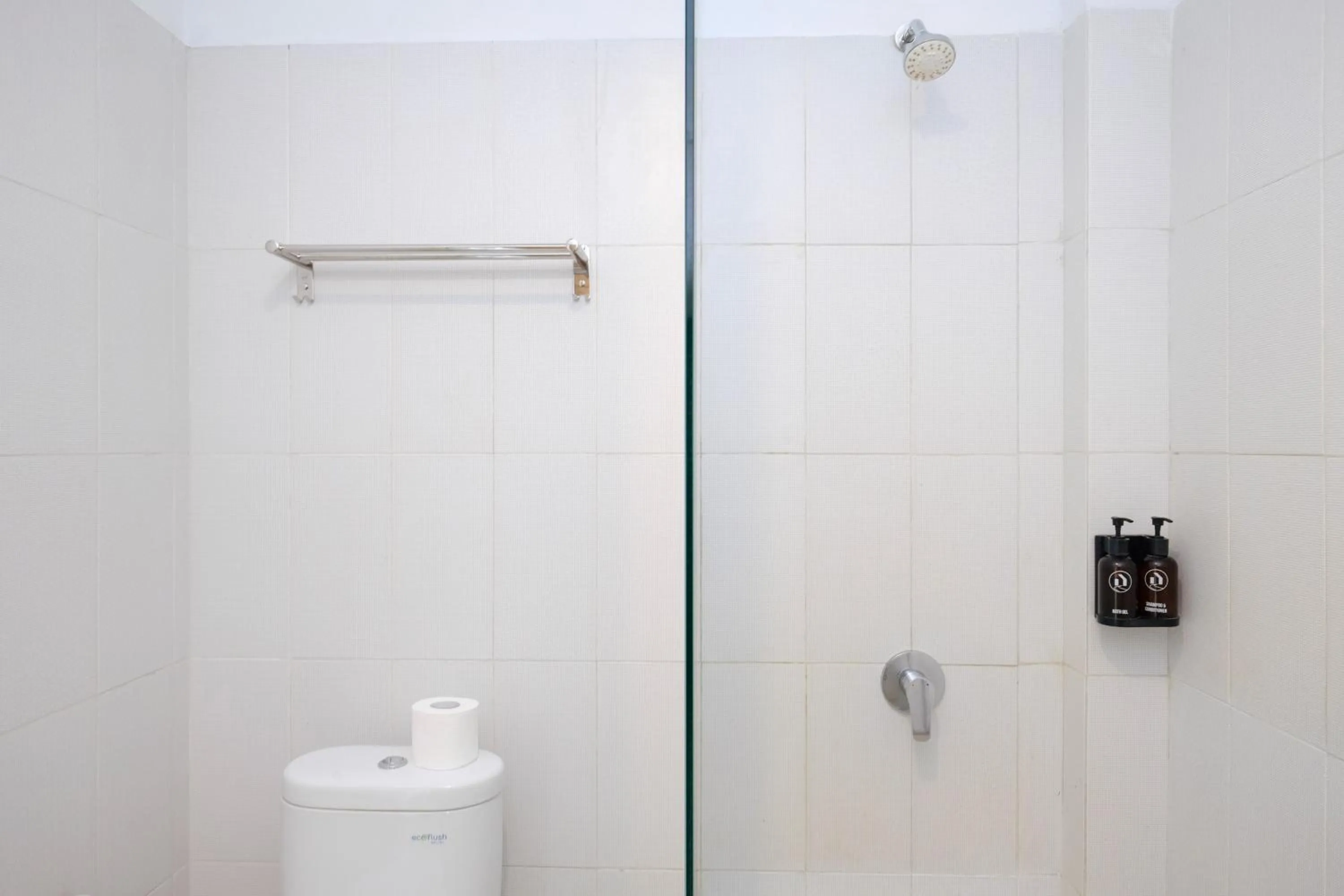 Bathroom in Urbanview Code Riverstay Yogyakarta