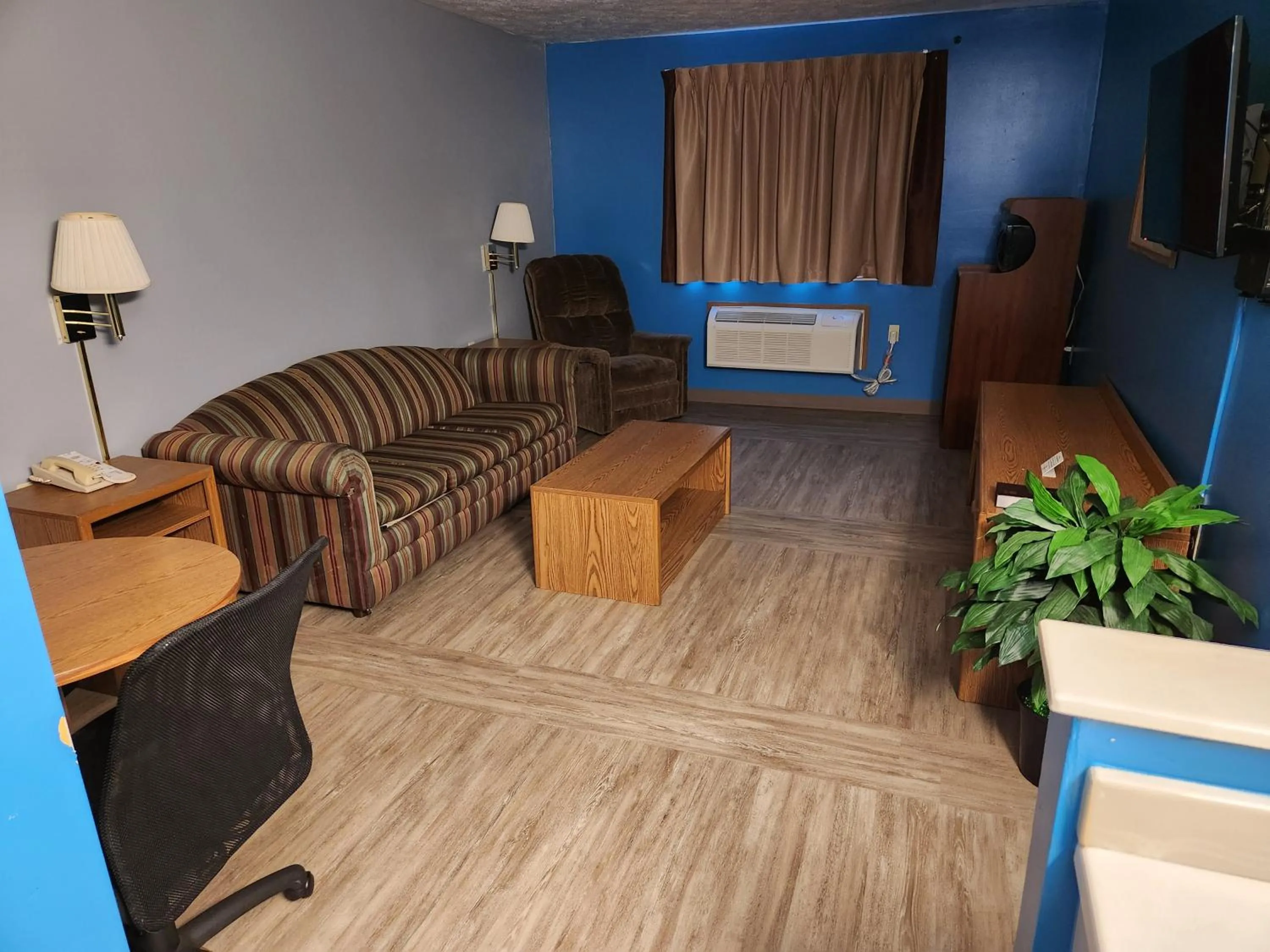 Communal lounge/ TV room in Super Star Inn & Suite Lincoln Crete