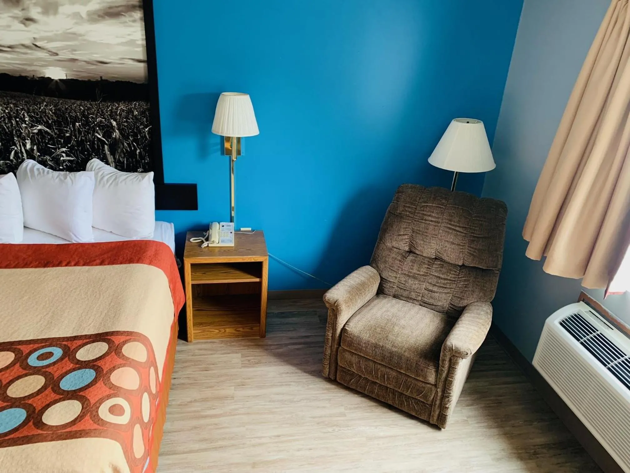 Seating area, Bed in Super Star Inn & Suite Lincoln Crete
