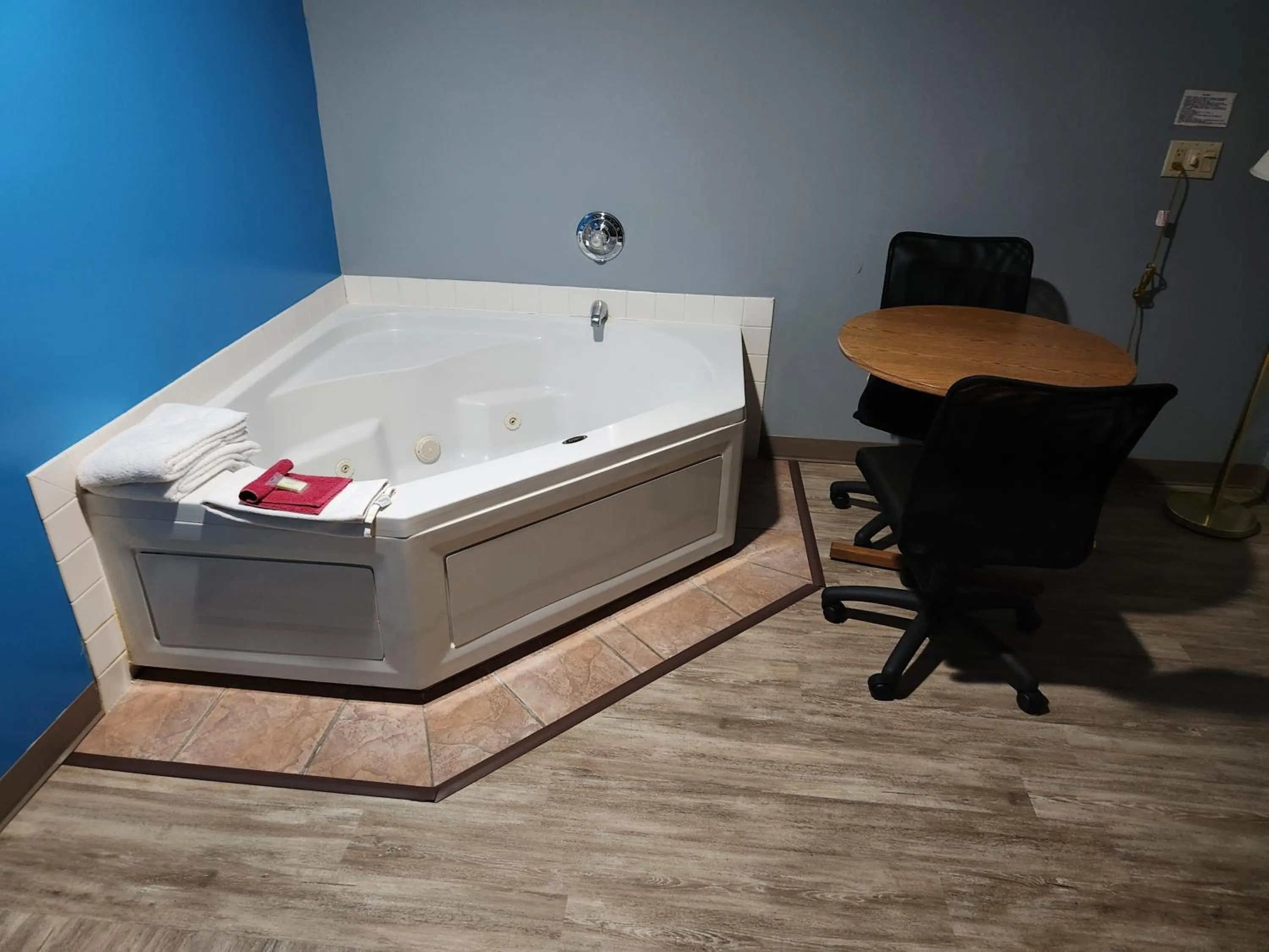Hot Tub in Super Star Inn & Suite Lincoln Crete