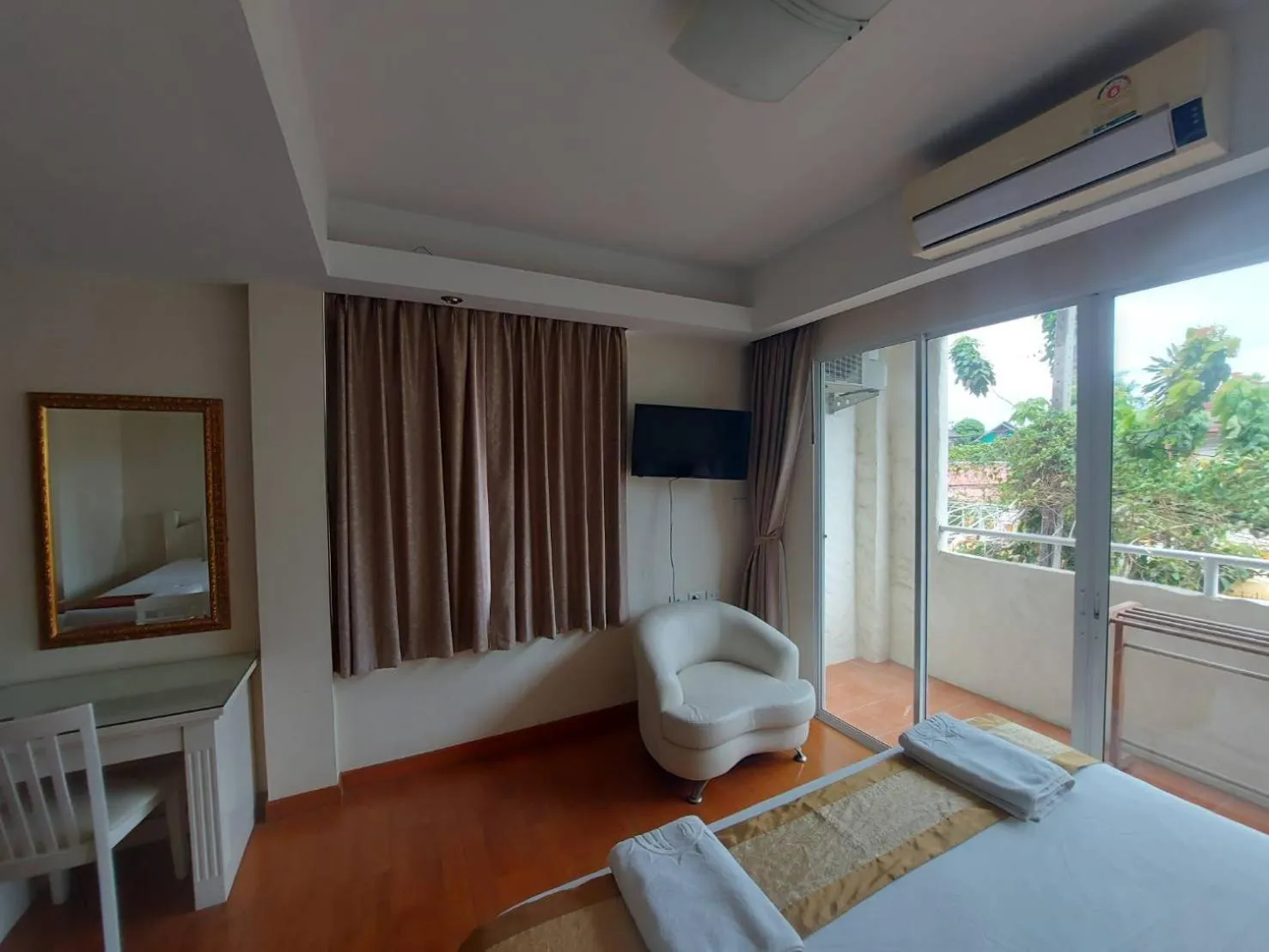 TV and multimedia, Bed in Grandsmile Wellness Resort