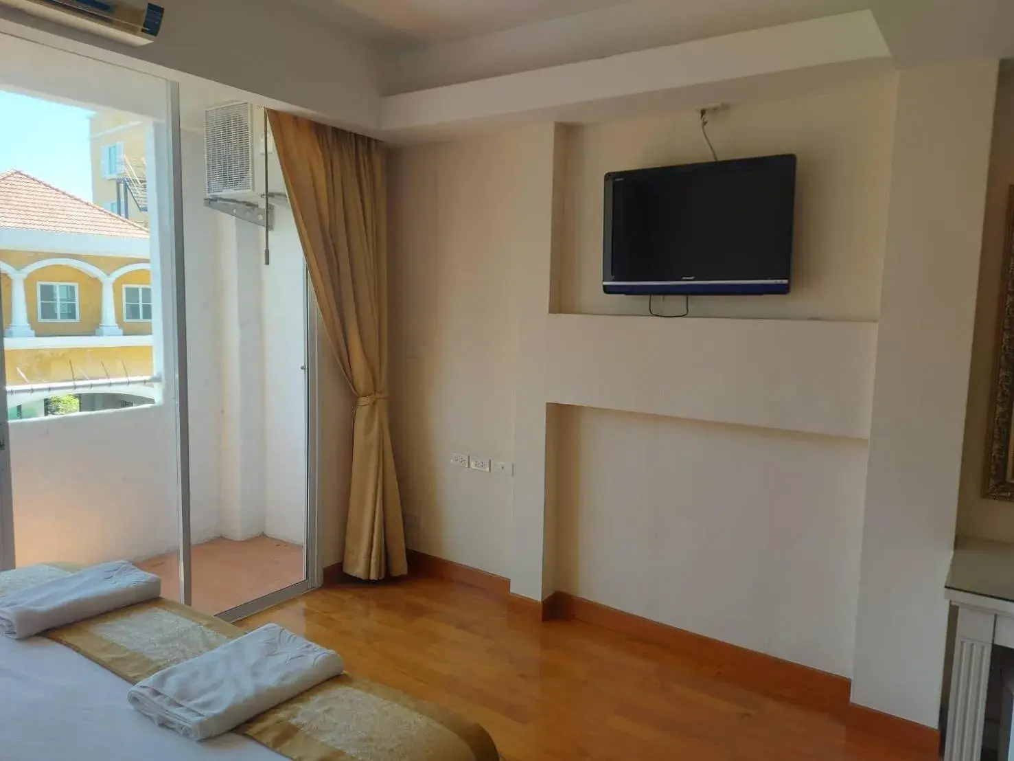 TV and multimedia, Bed in Grandsmile Wellness Resort TV and multimedia, Bed in Grandsmile Wellness Resort