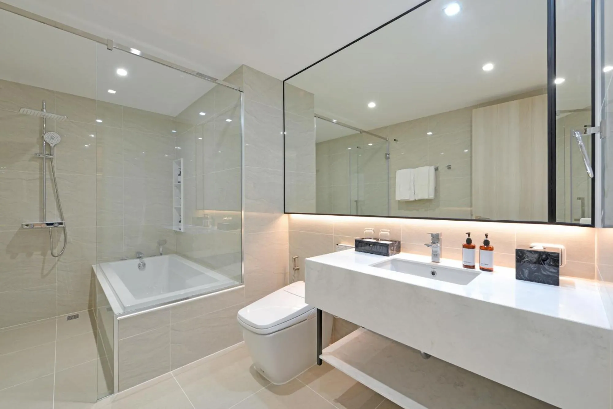 Bathroom in GM Estate Hotel and Executive Apartments, Bangkok Sukhumvit 20
