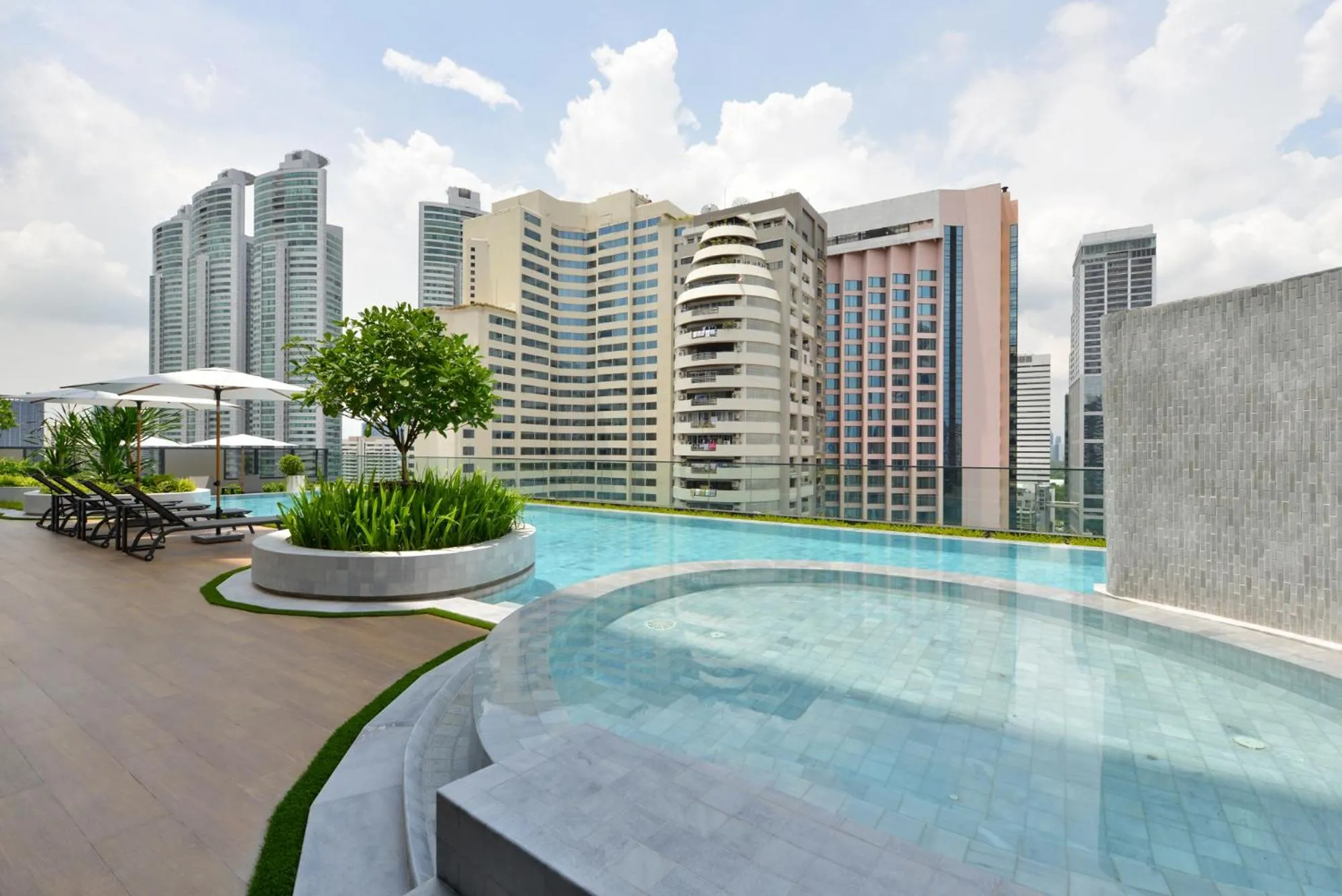 Swimming pool in GM Estate Hotel and Executive Apartments, Bangkok Sukhumvit 20