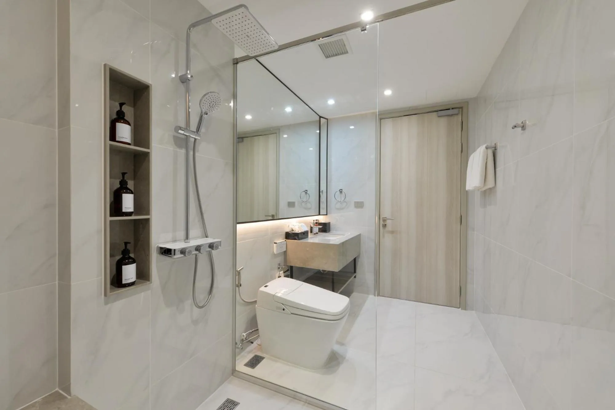 Shower in GM Estate Hotel and Executive Apartments, Bangkok Sukhumvit 20