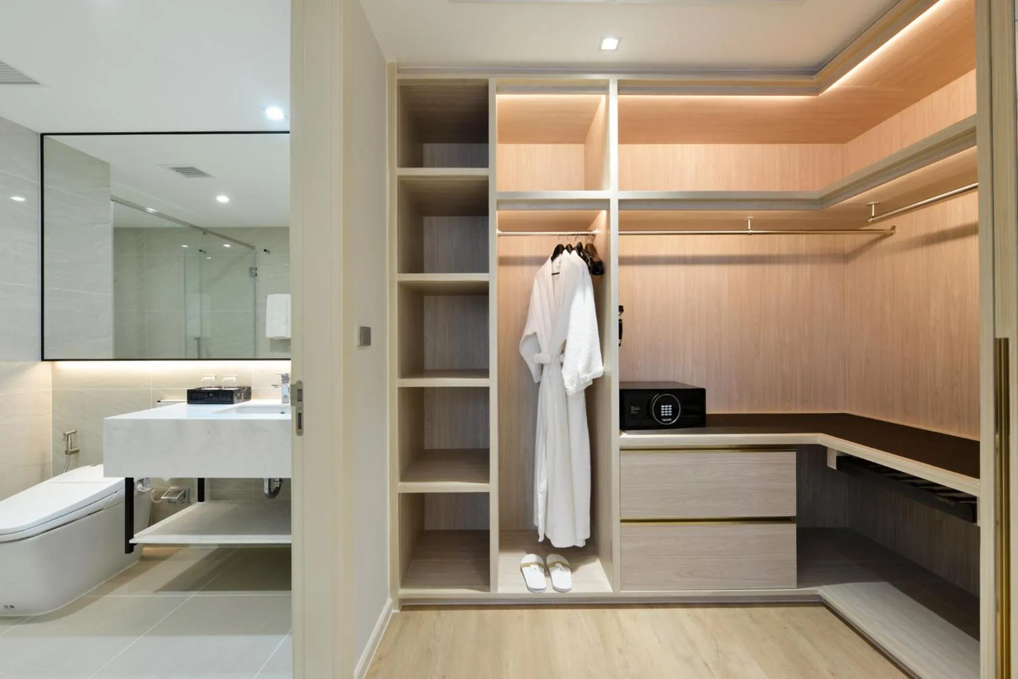 wardrobe in GM Estate Hotel and Executive Apartments, Bangkok Sukhumvit 20