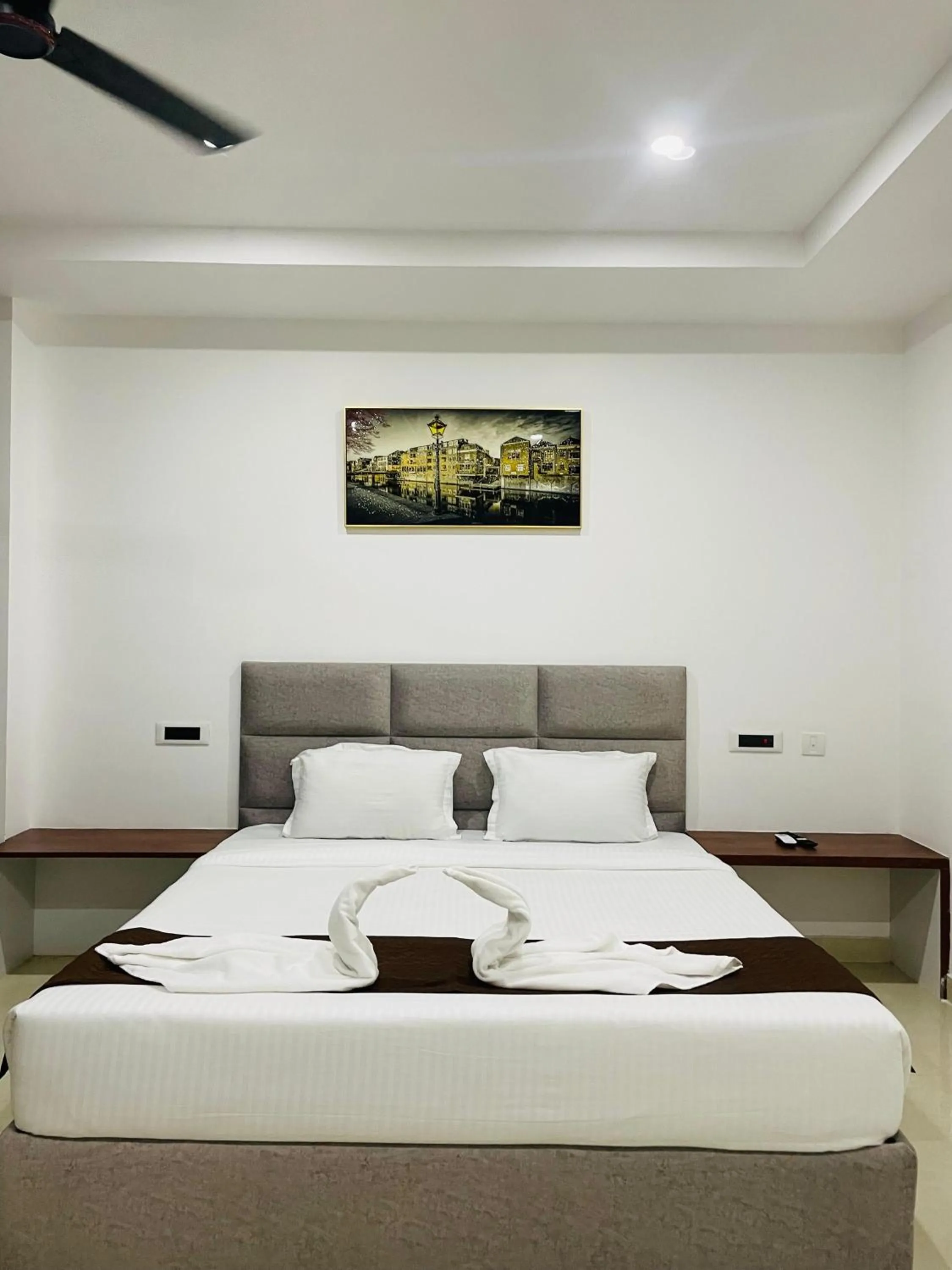 Bed in Hotel RKD Inn