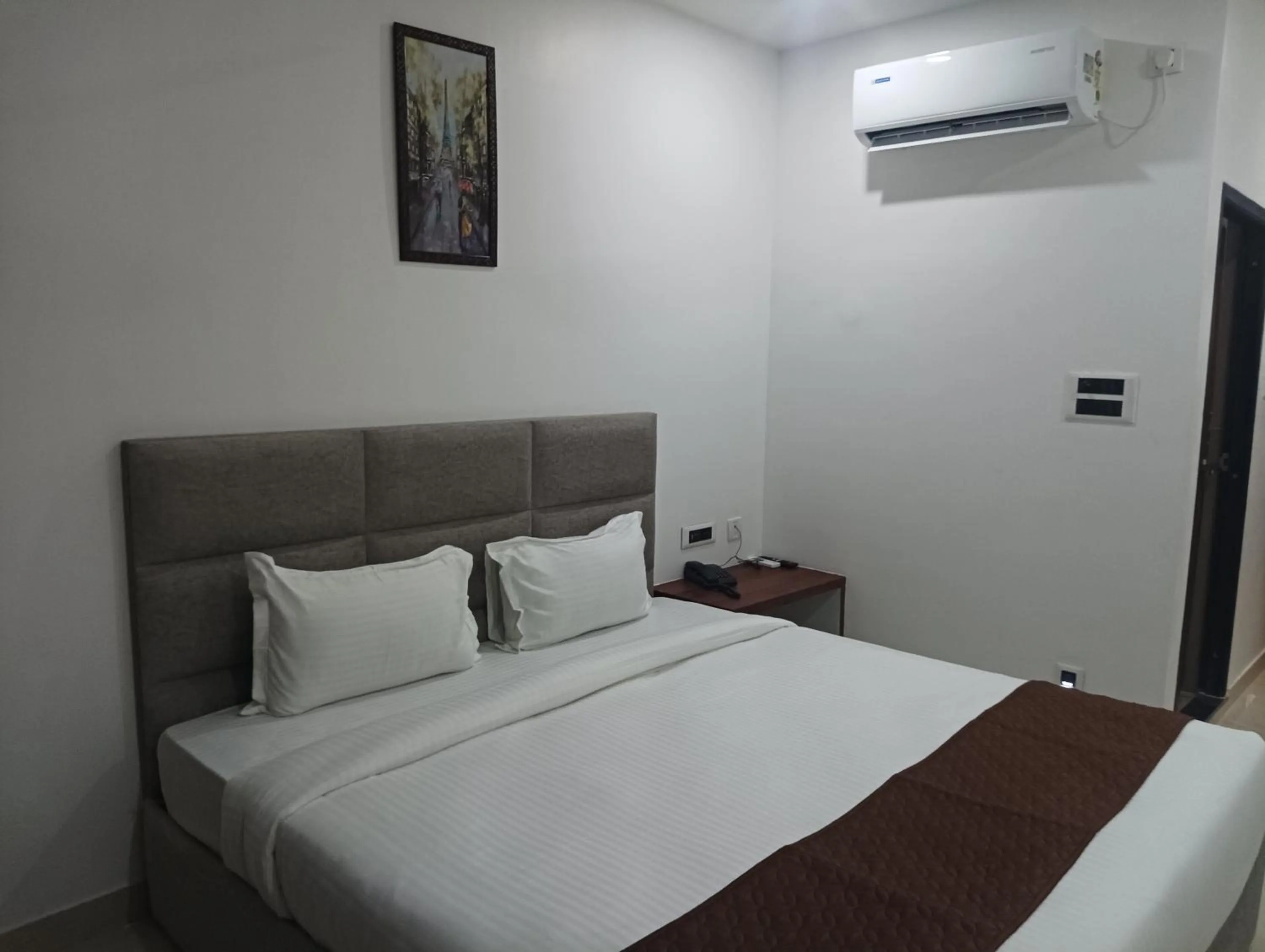 Bed in Hotel RKD Inn