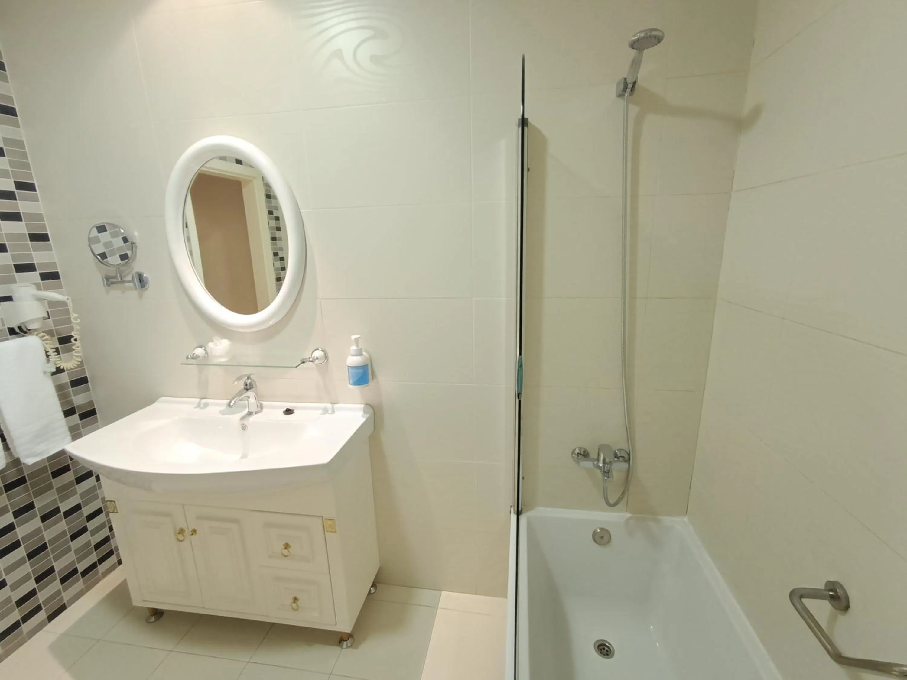 Twin Room in Hotel Bossh Alicia