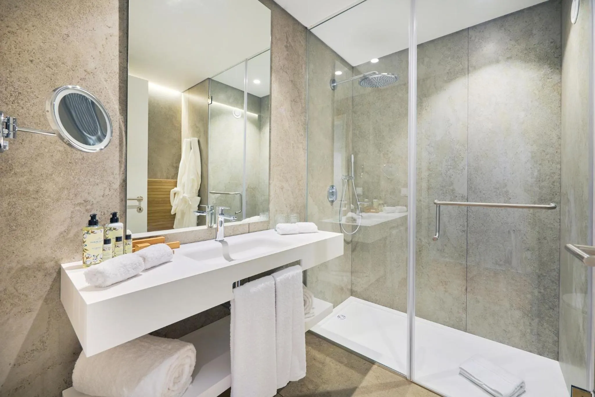 Shower in The Editory Ocean Way Funchal