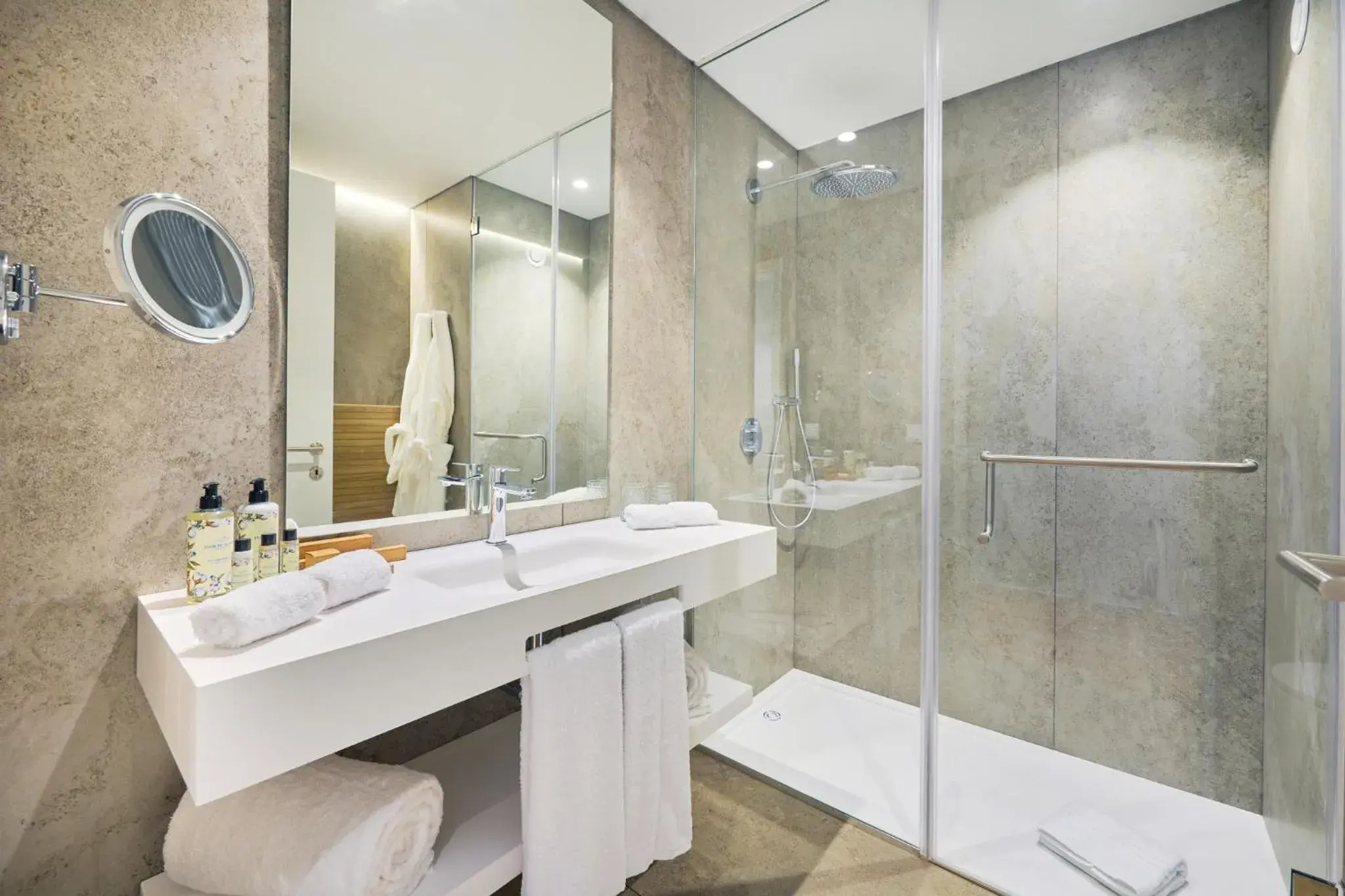 Shower in The Editory Ocean Way Funchal Shower in The Editory Ocean Way Funchal