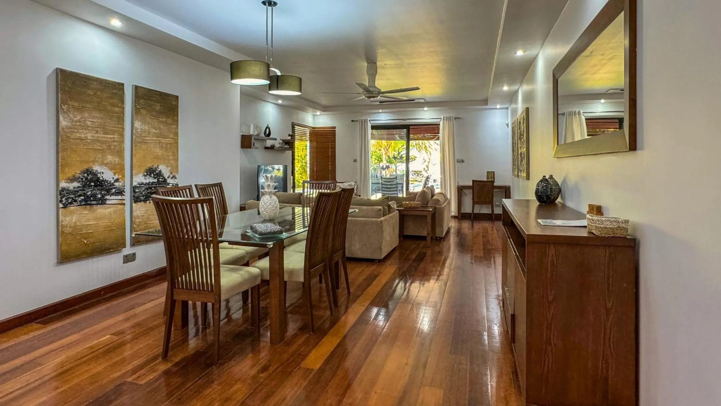 Living room in Olana Beach by Horizon Holidays