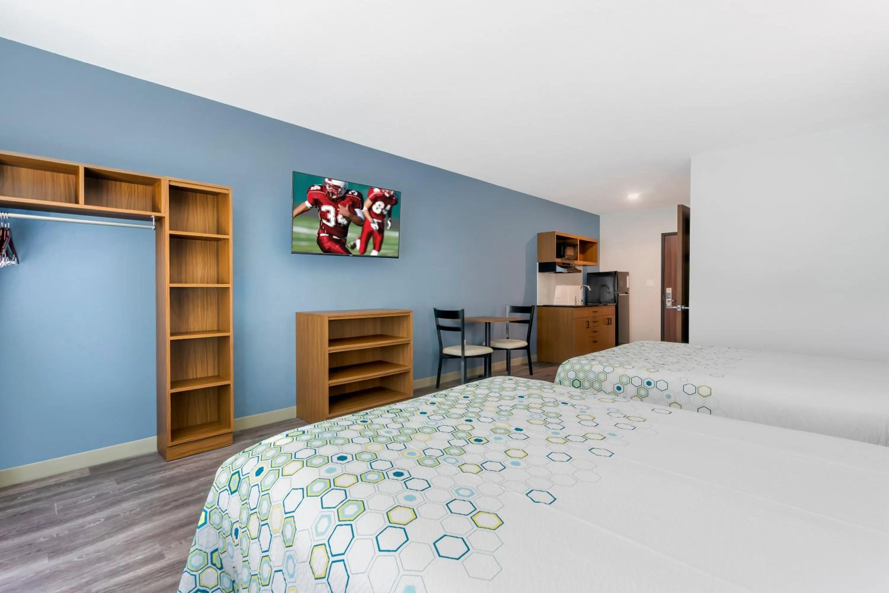 Photo of the whole room, Bed in HomeTowne Studios by Red Roof Tampa - Airport