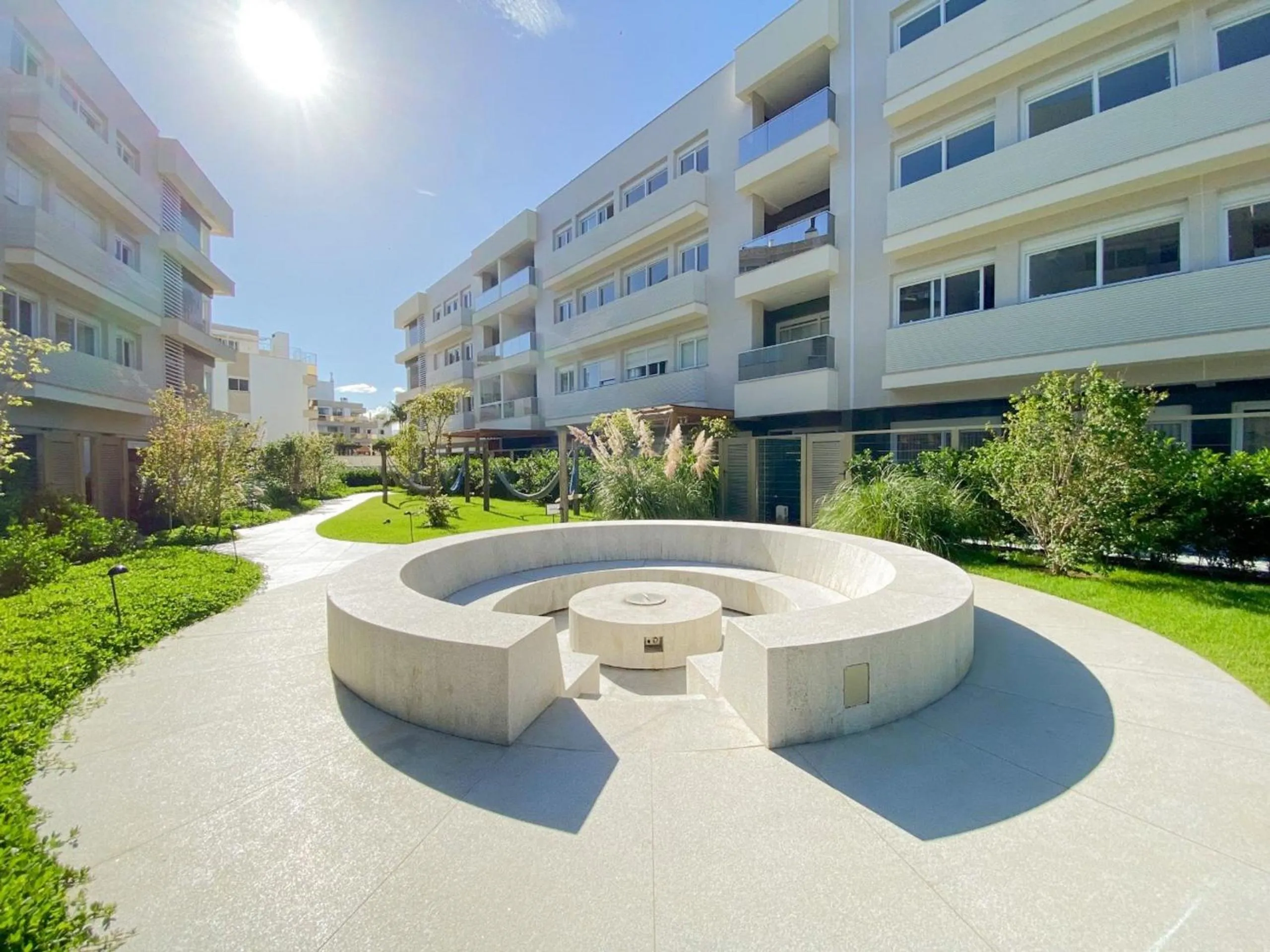 Jurere Perfeição em cada Detalhe com Linda Piscina