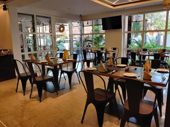 Restaurant/places to eat in Hotel Golden Plateau