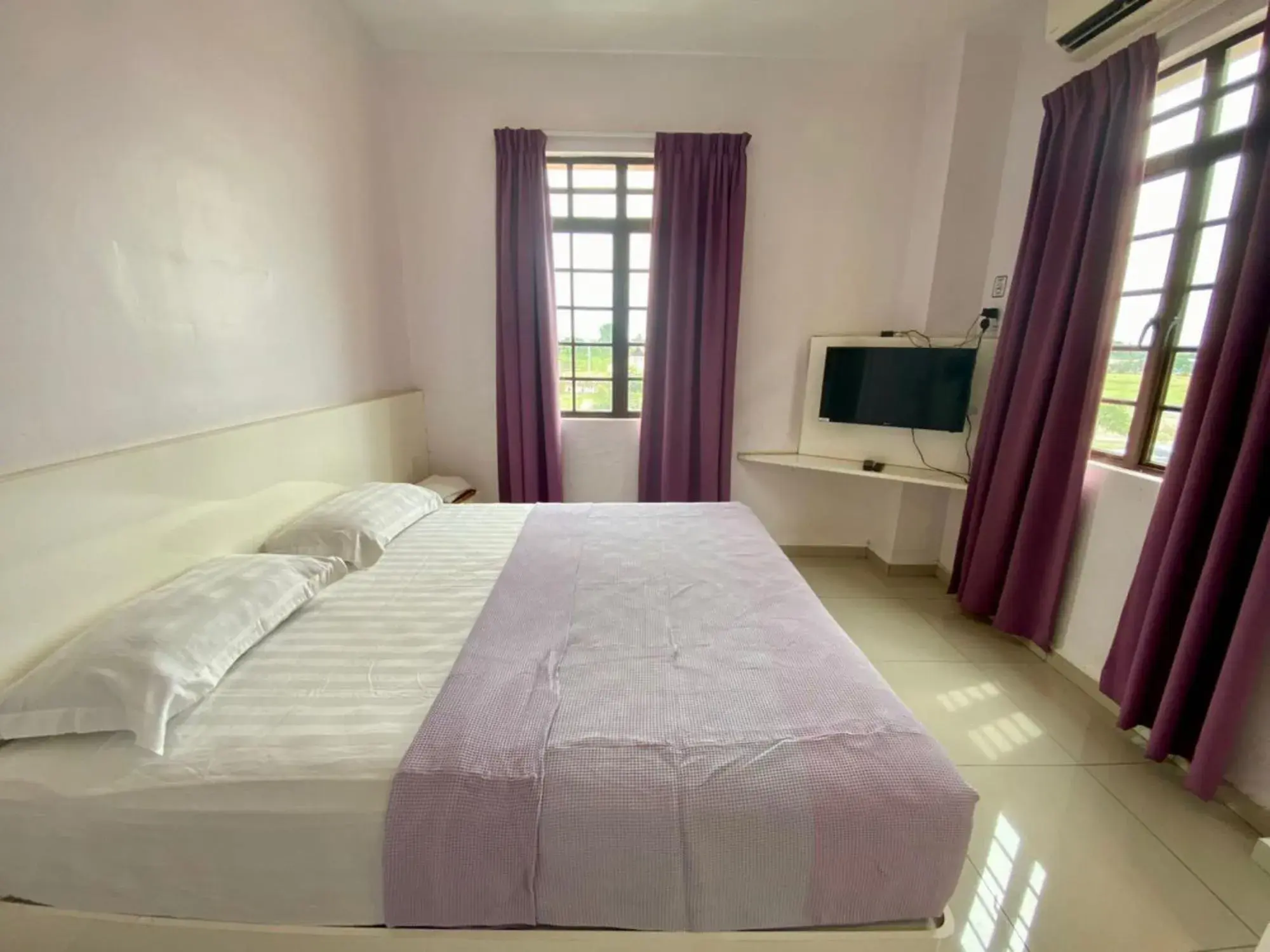 View (from property/room), Bed in Lavender Riverside Hotel View (from property/room), Bed in Lavender Riverside Hotel