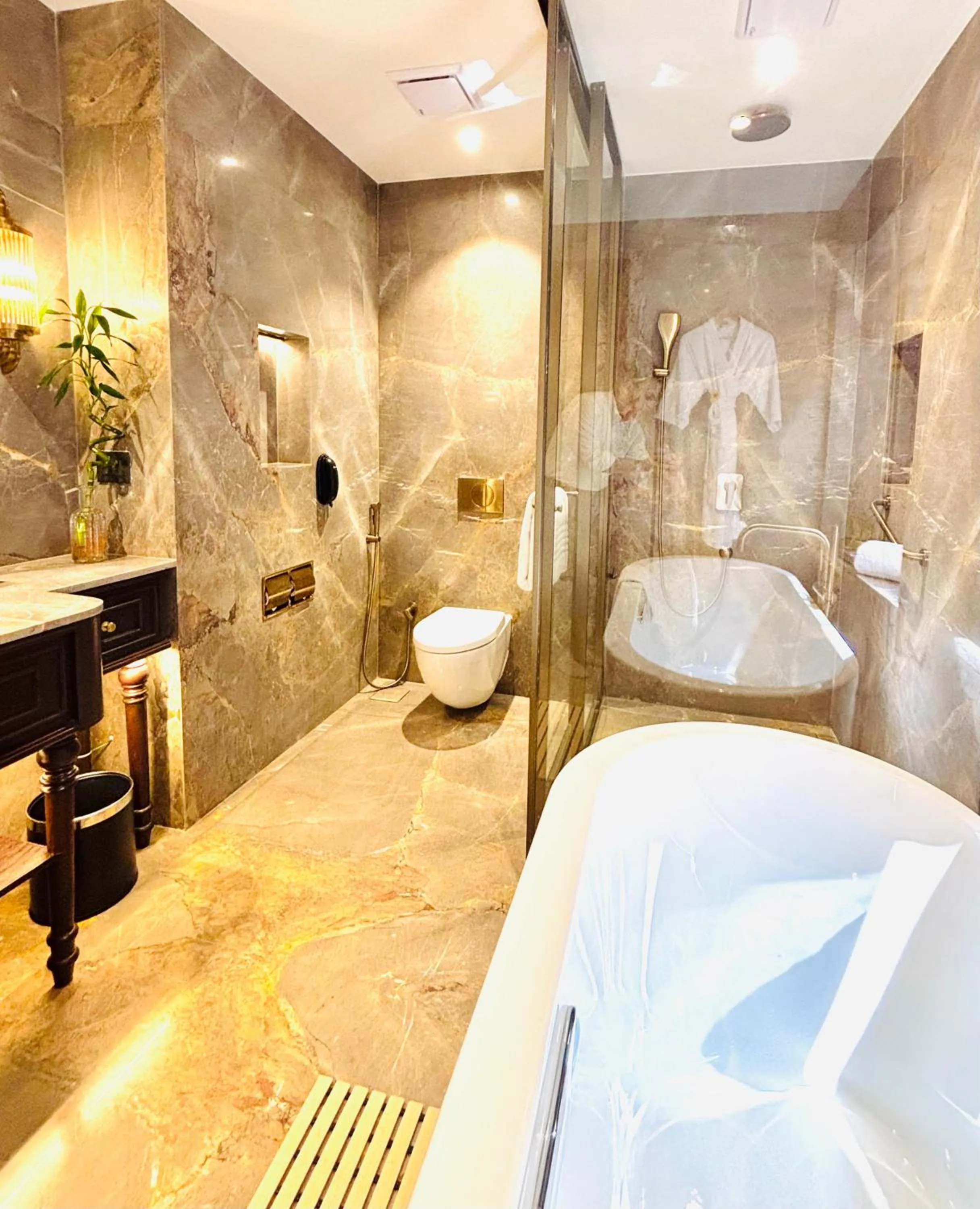 Shower, Bed in Fountain, Mahabaleshwar - IHCL SeleQtions