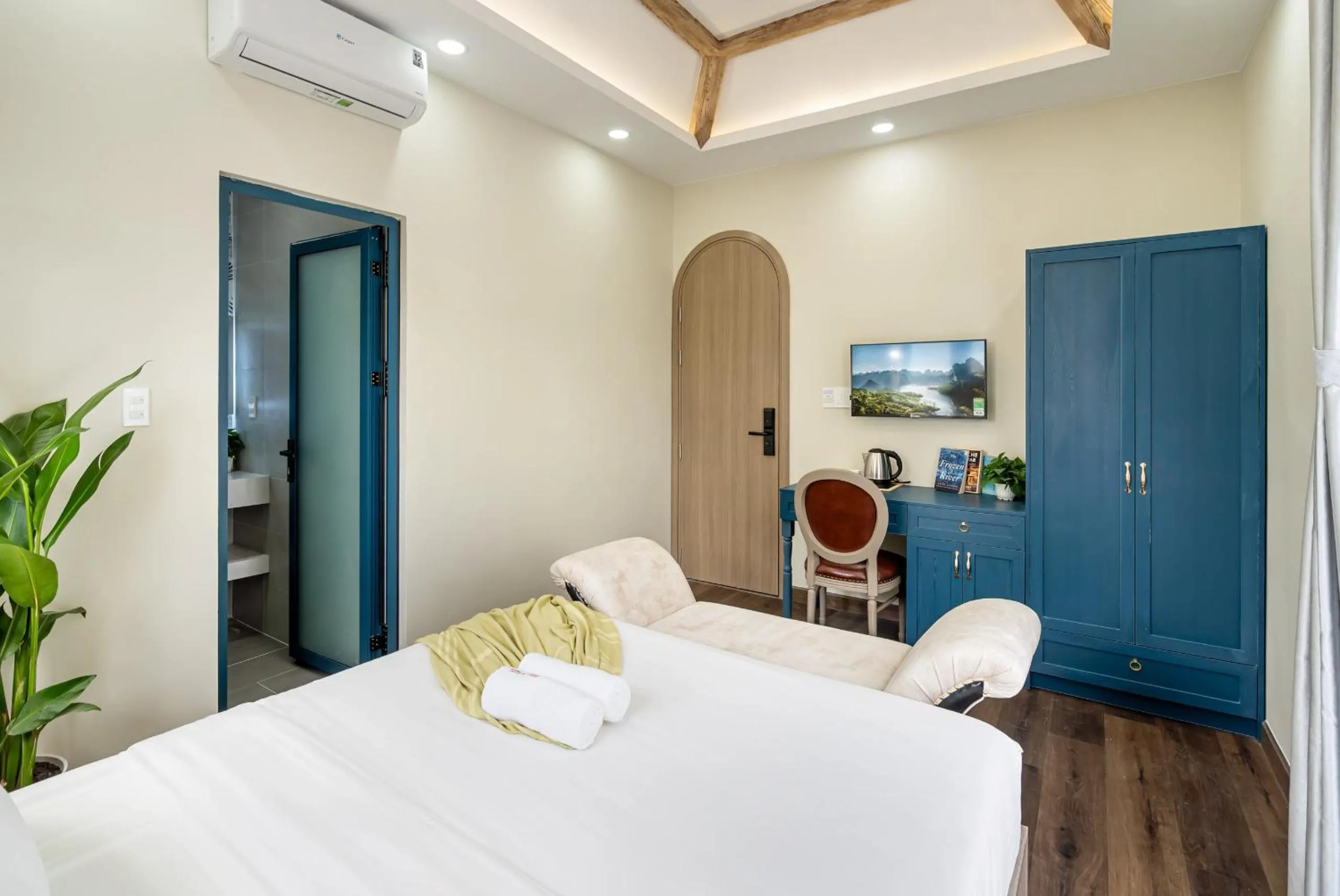TV and multimedia, Bed in Jan Villa SaiGon Oasis