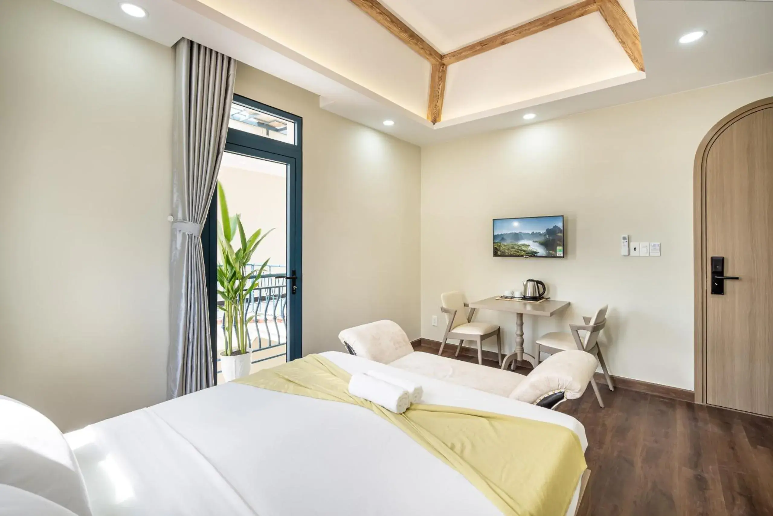 Deluxe Double Room with Balcony in Jan Villa SaiGon Oasis Deluxe Double Room with Balcony in Jan Villa SaiGon Oasis