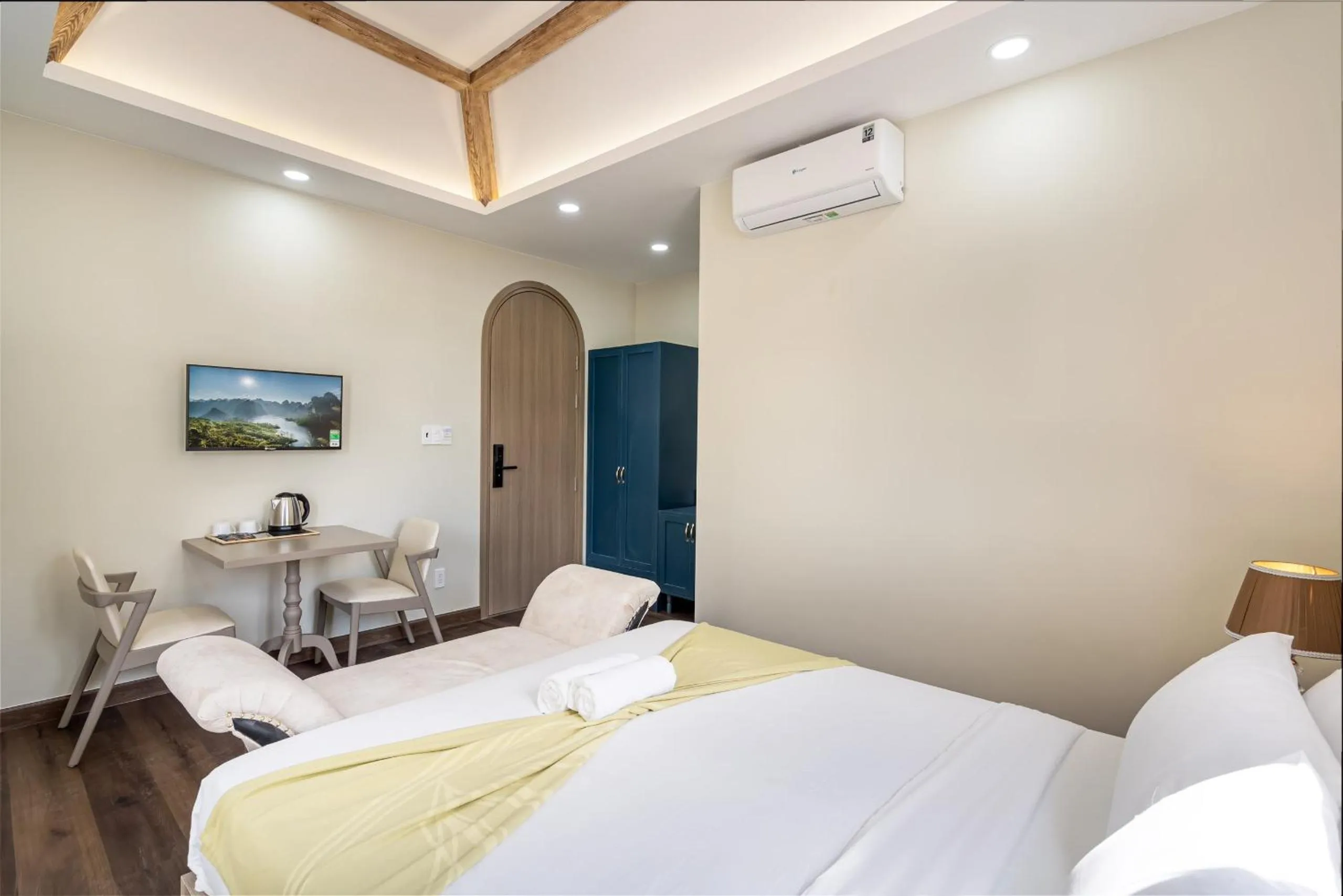 Photo of the whole room, Bed in Jan Villa SaiGon Oasis