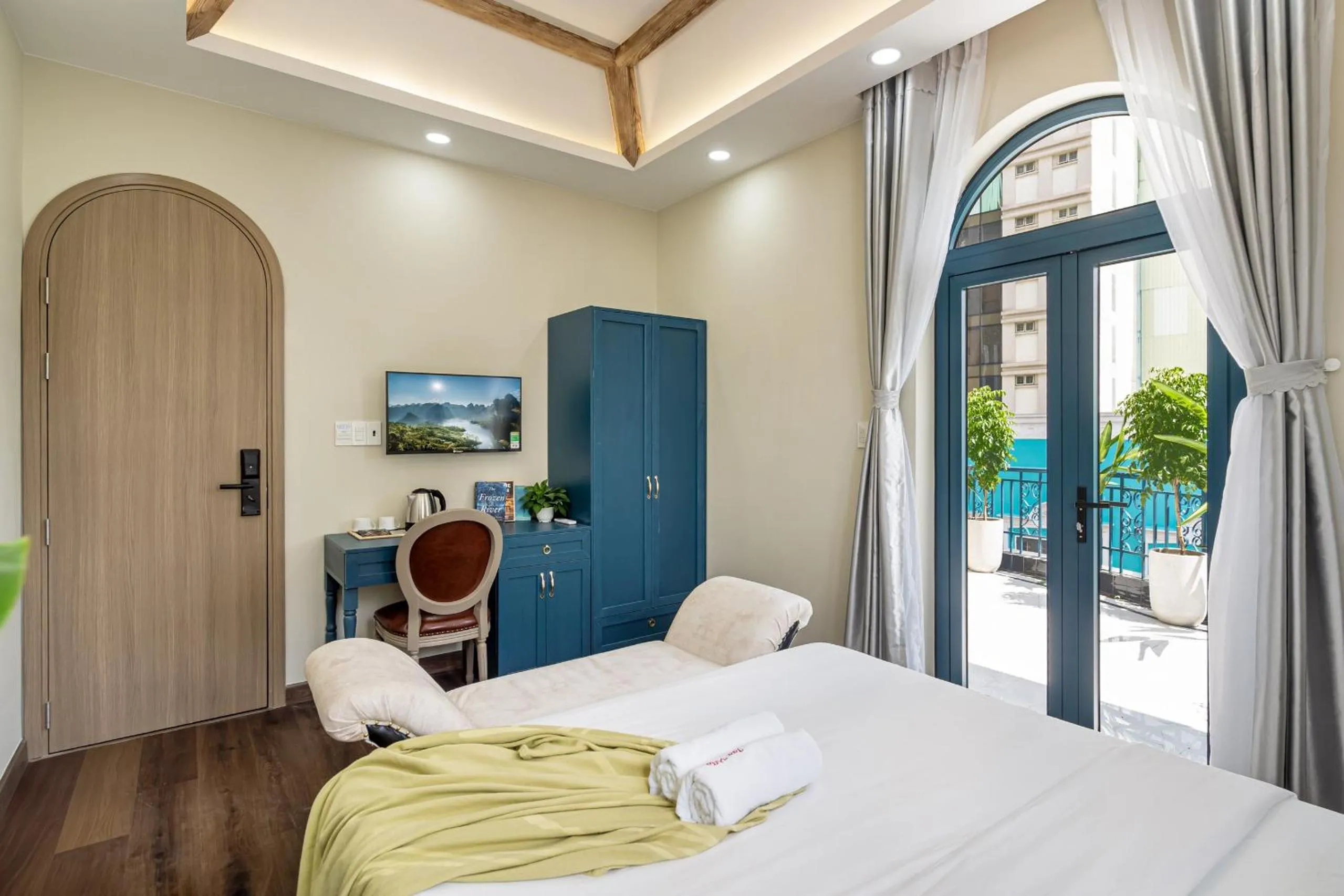 TV and multimedia, Bed in Jan Villa SaiGon Oasis