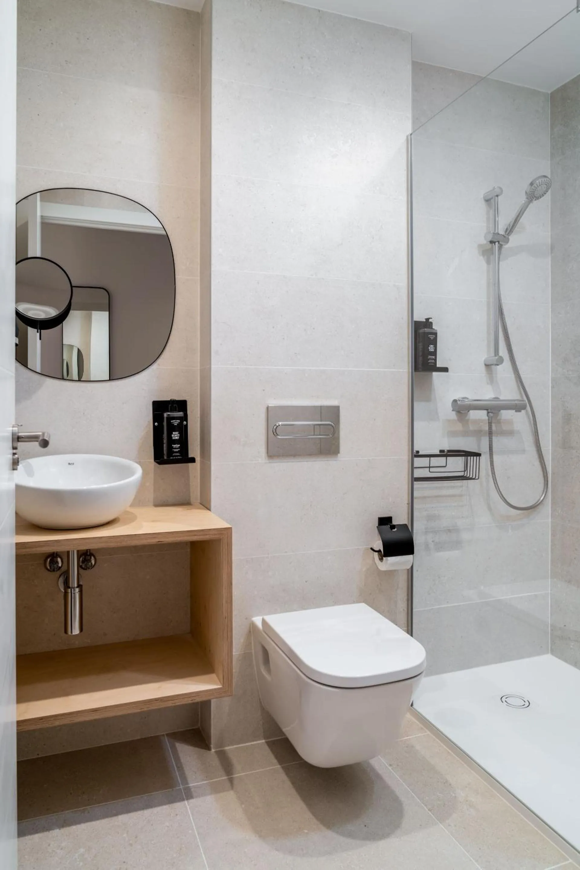 Shower in Limehome Santiago de Compostela