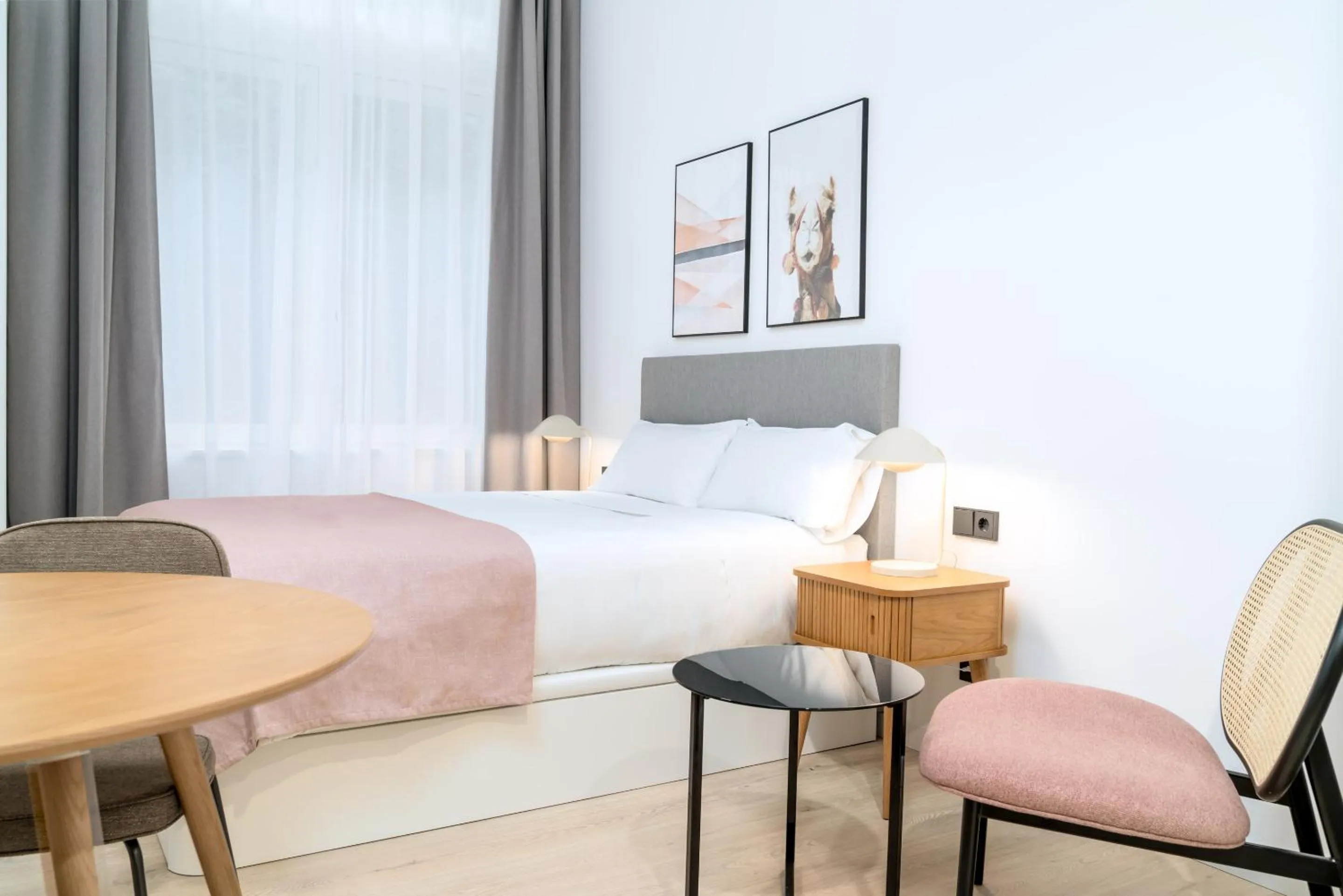 Bed in Limehome Santiago de Compostela