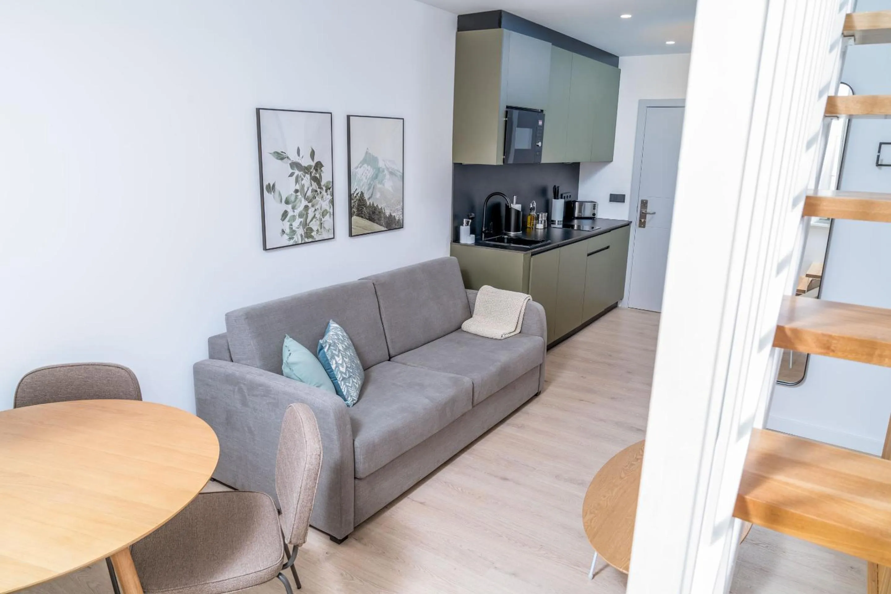 Kitchen or kitchenette in Limehome Santiago de Compostela