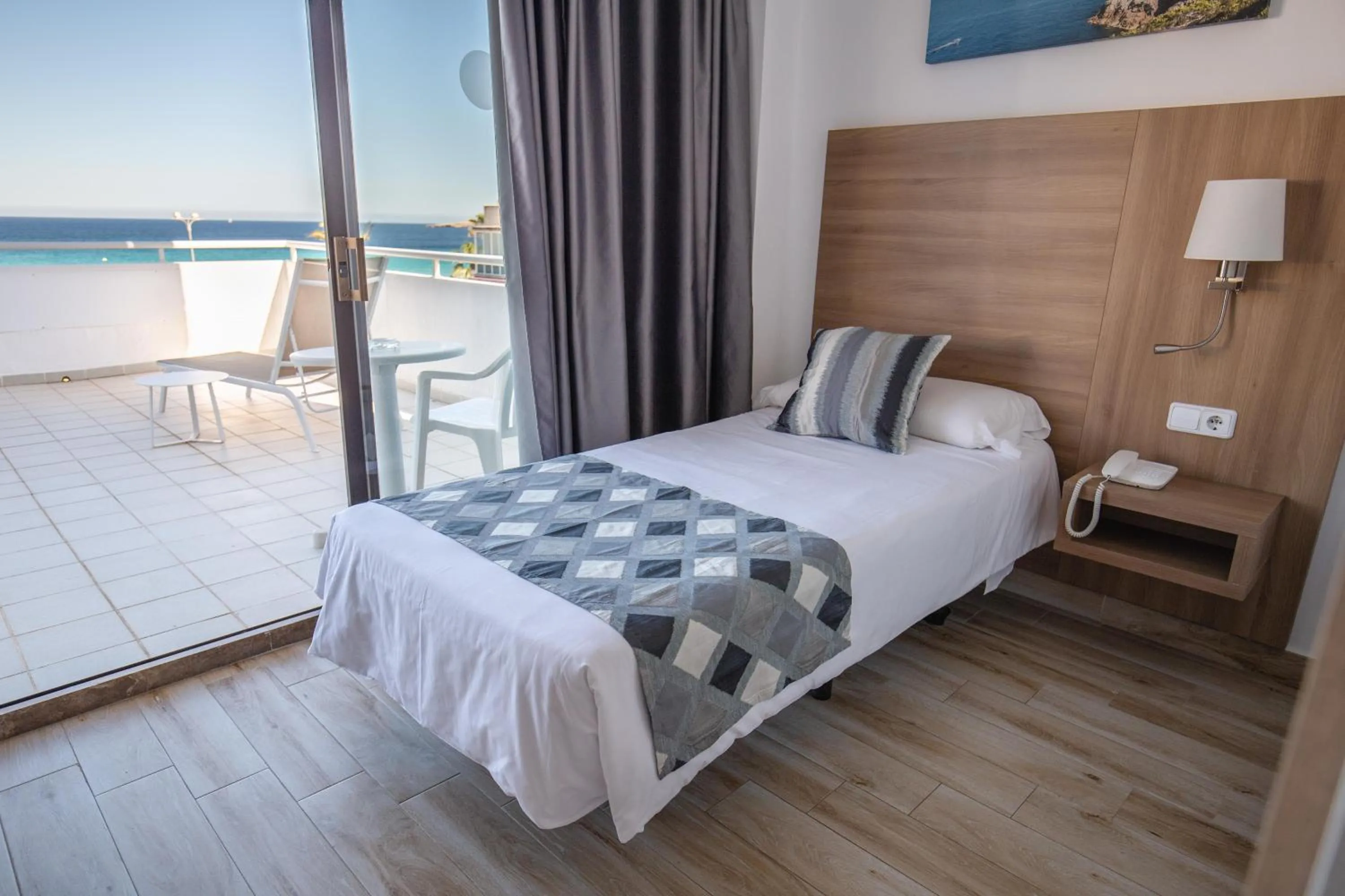 Photo of the whole room, Bed in R2 Veronica