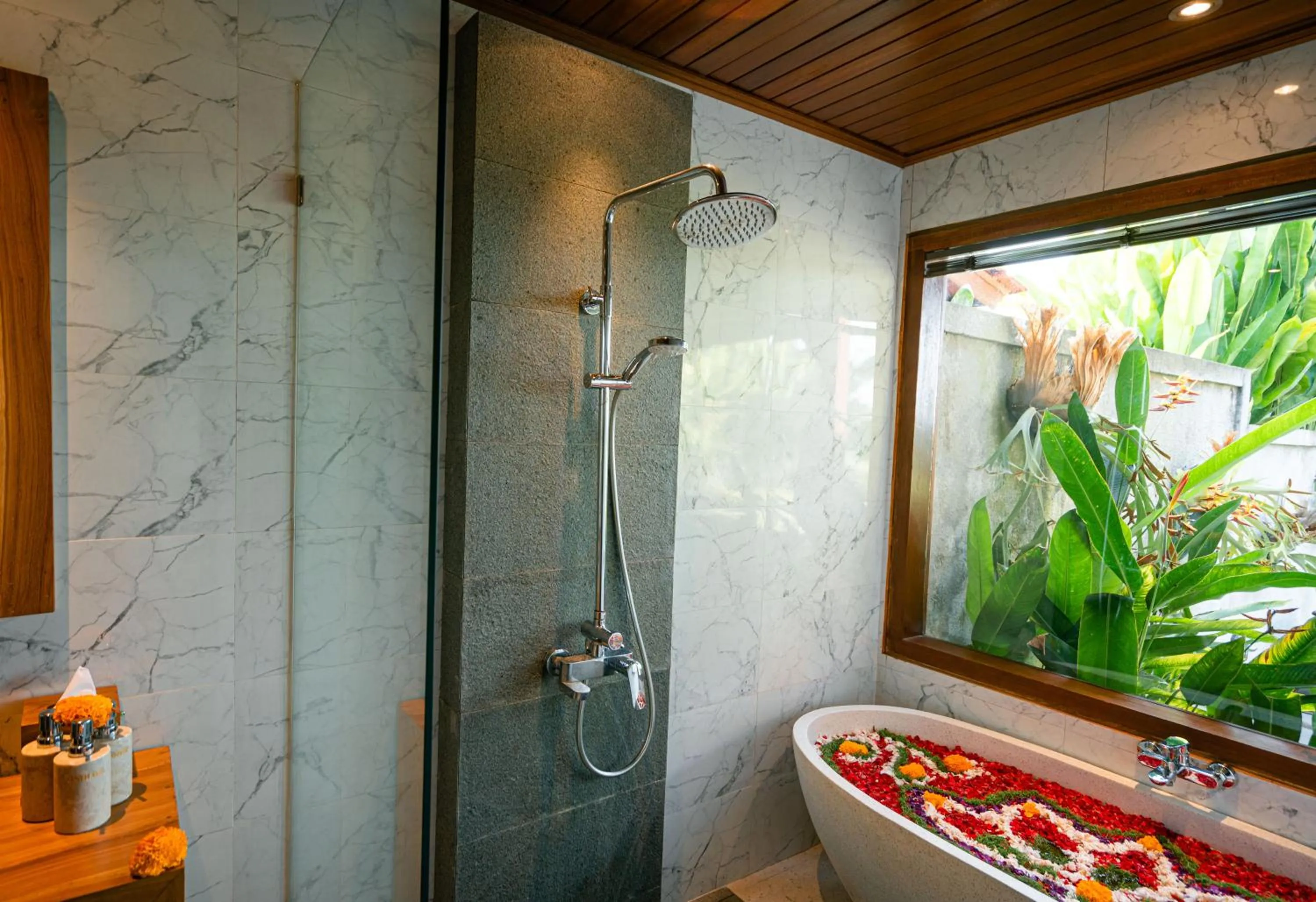 Shower in Kaki Uma Villa