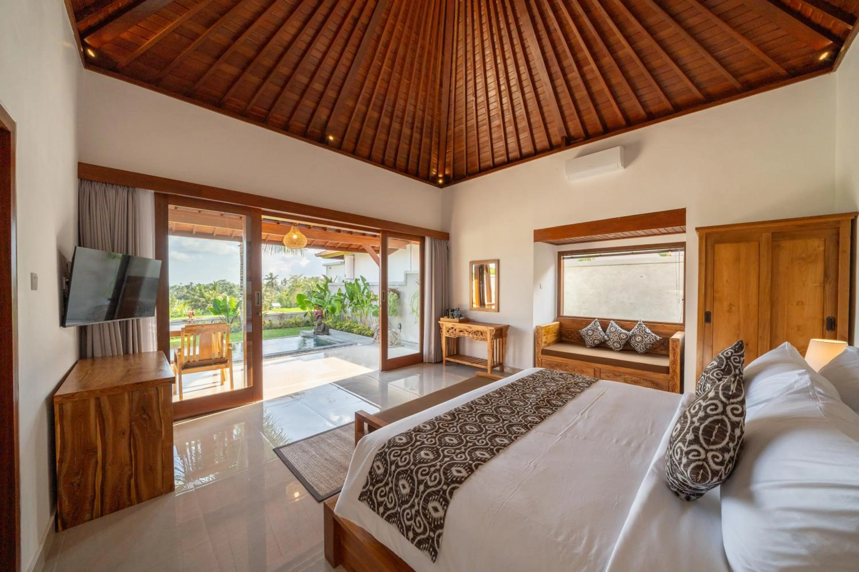 Communal lounge/ TV room, Bed in Kaki Uma Villa