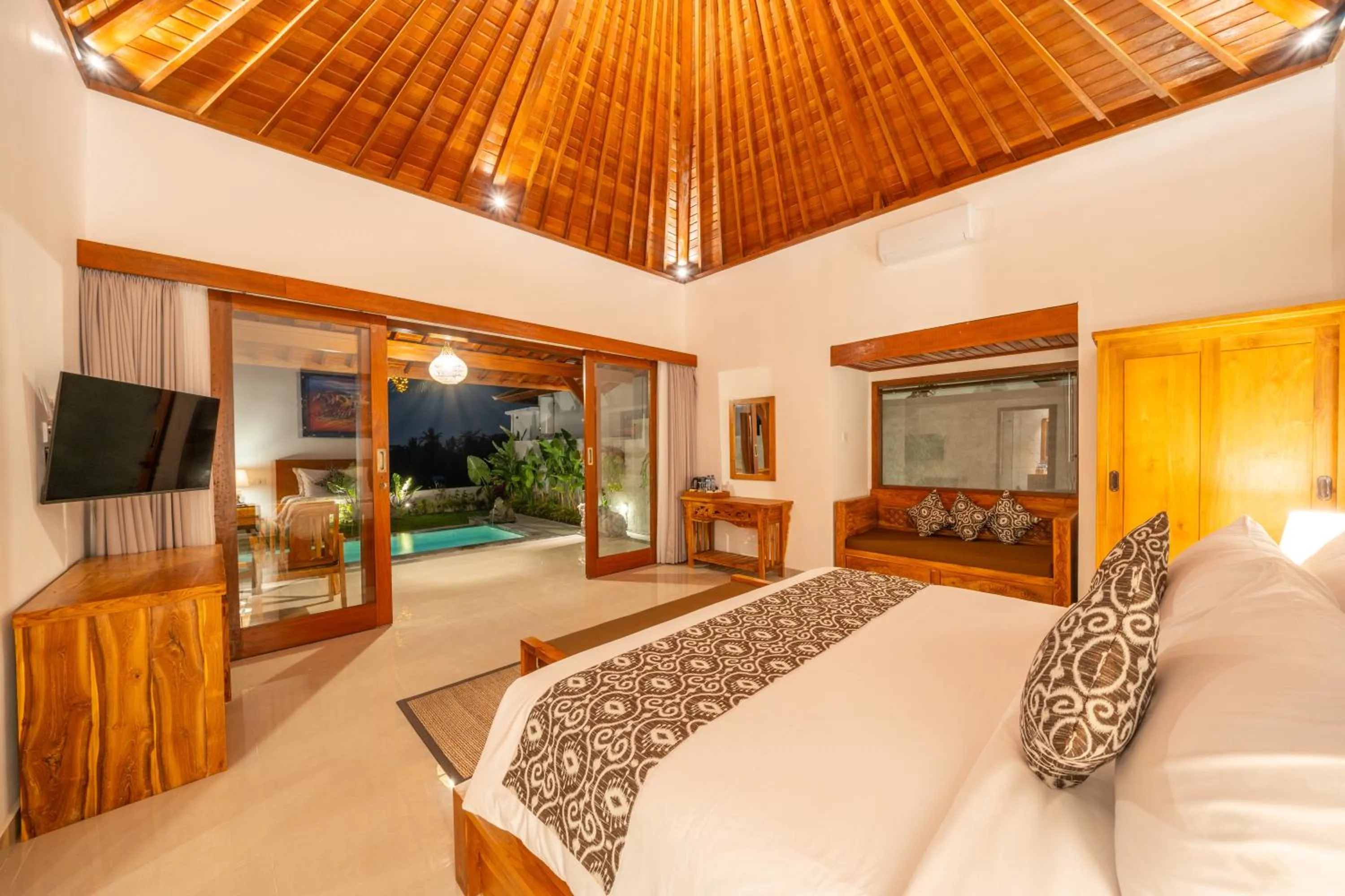 Communal lounge/ TV room, Bed in Kaki Uma Villa
