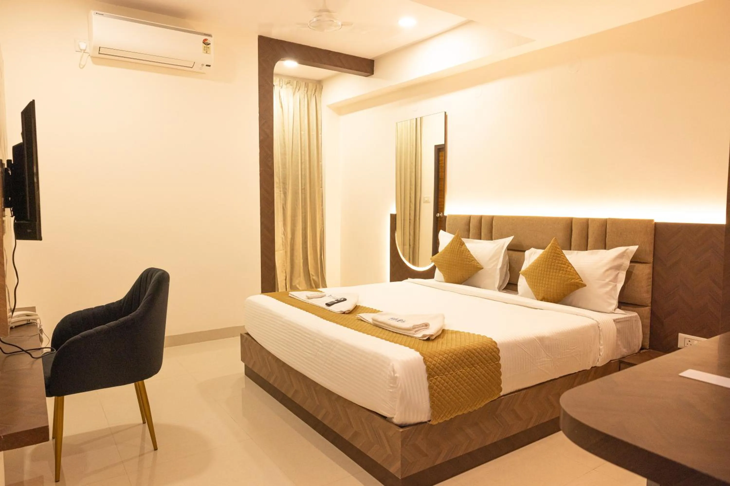 Living room, Bed in Hotel Radhe Pride Hitech City