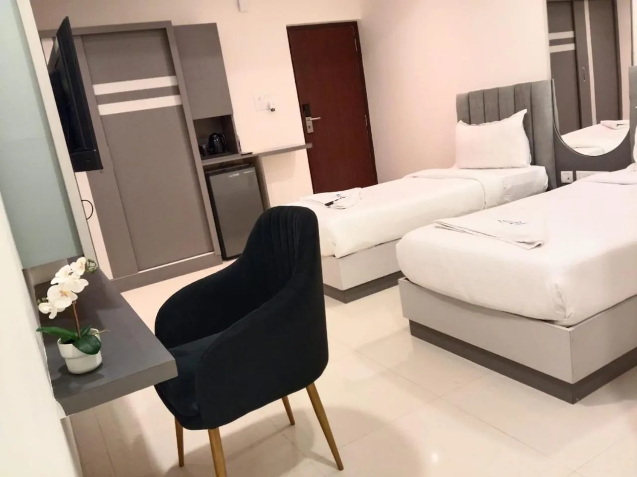 Living room, Bed in Hotel Radhe Pride Hitech City