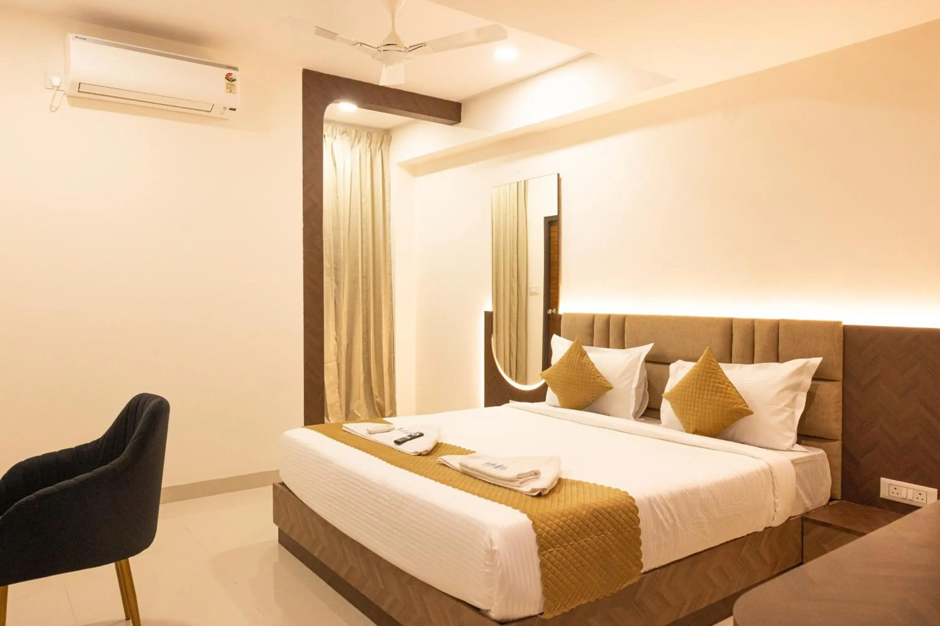 Living room, Bed in Hotel Radhe Pride Hitech City Living room, Bed in Hotel Radhe Pride Hitech City