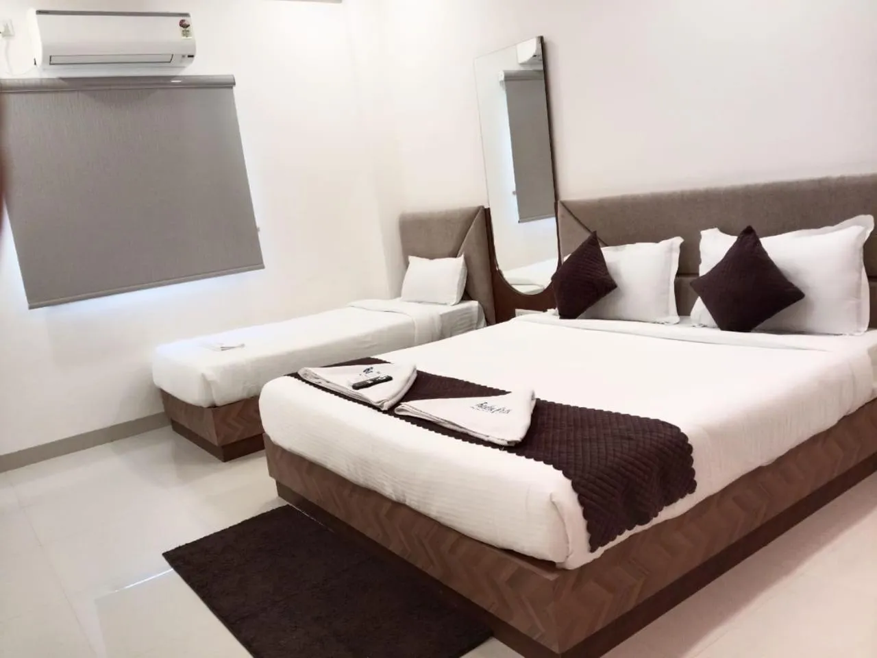 Living room, Bed in Hotel Radhe Pride Hitech City