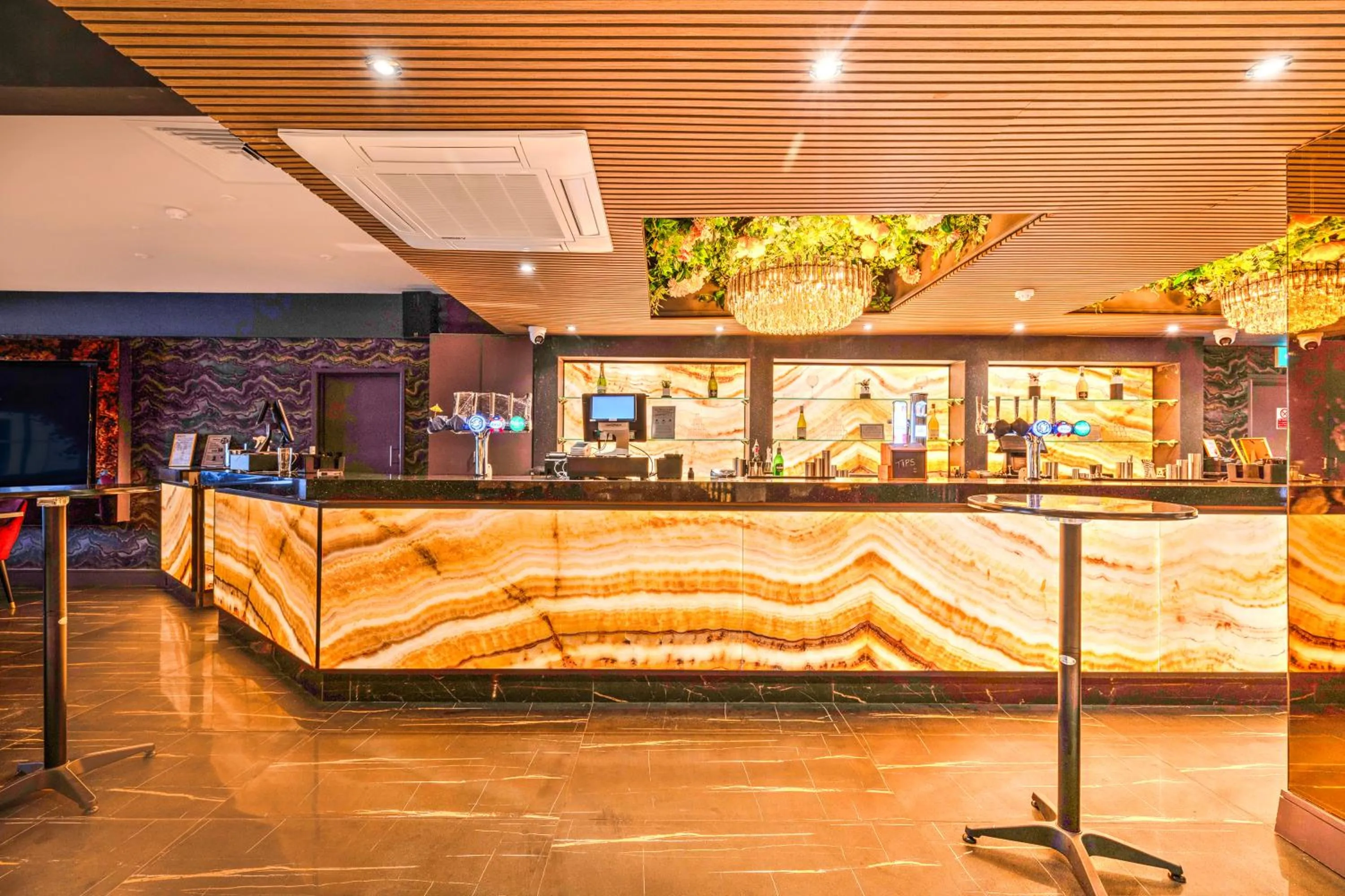 Lounge or bar in Palms Hotel & Retreat By Palette London Romford