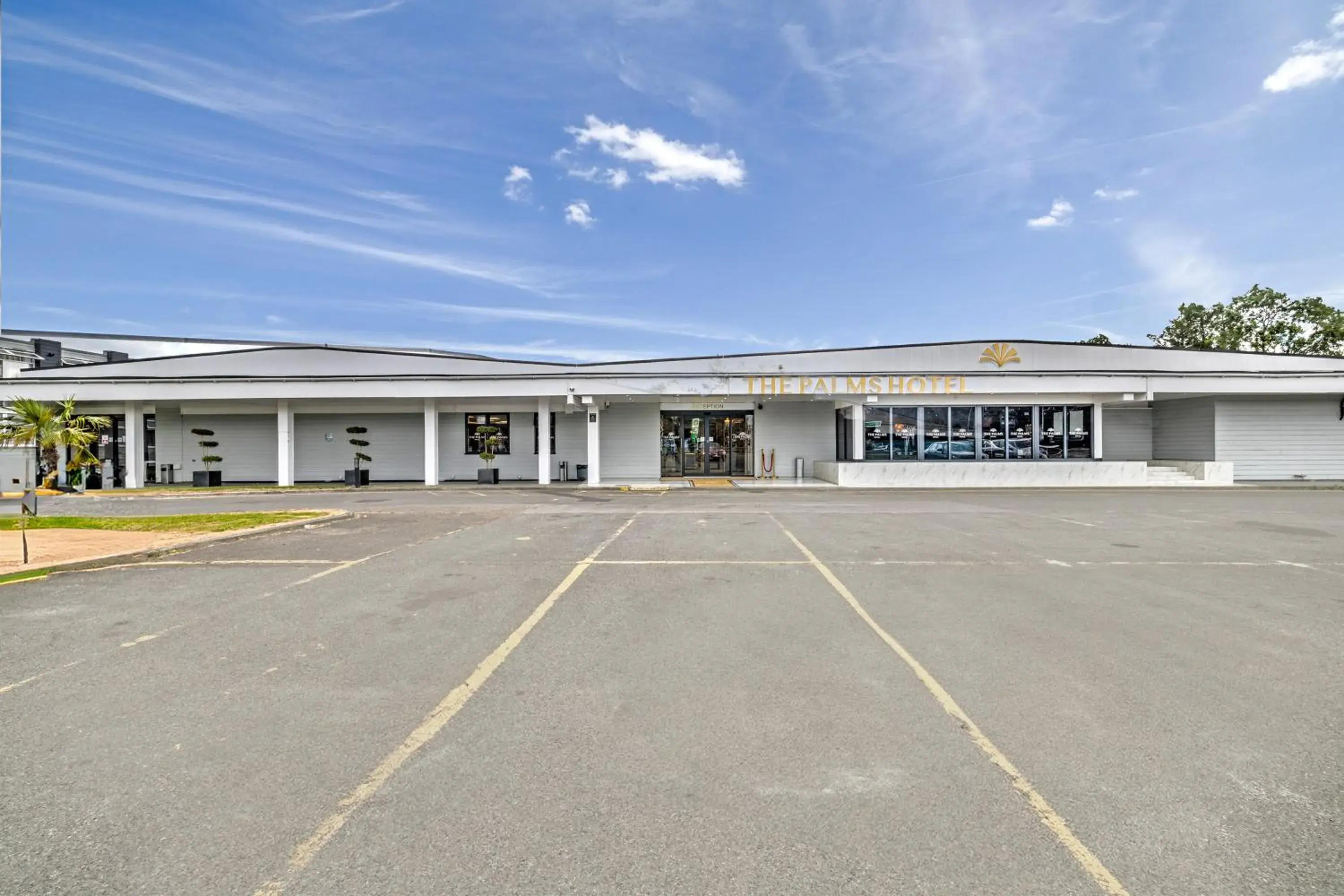 Property building in Palms Hotel & Retreat By Palette London Romford Property building in Palms Hotel & Retreat By Palette London Romford