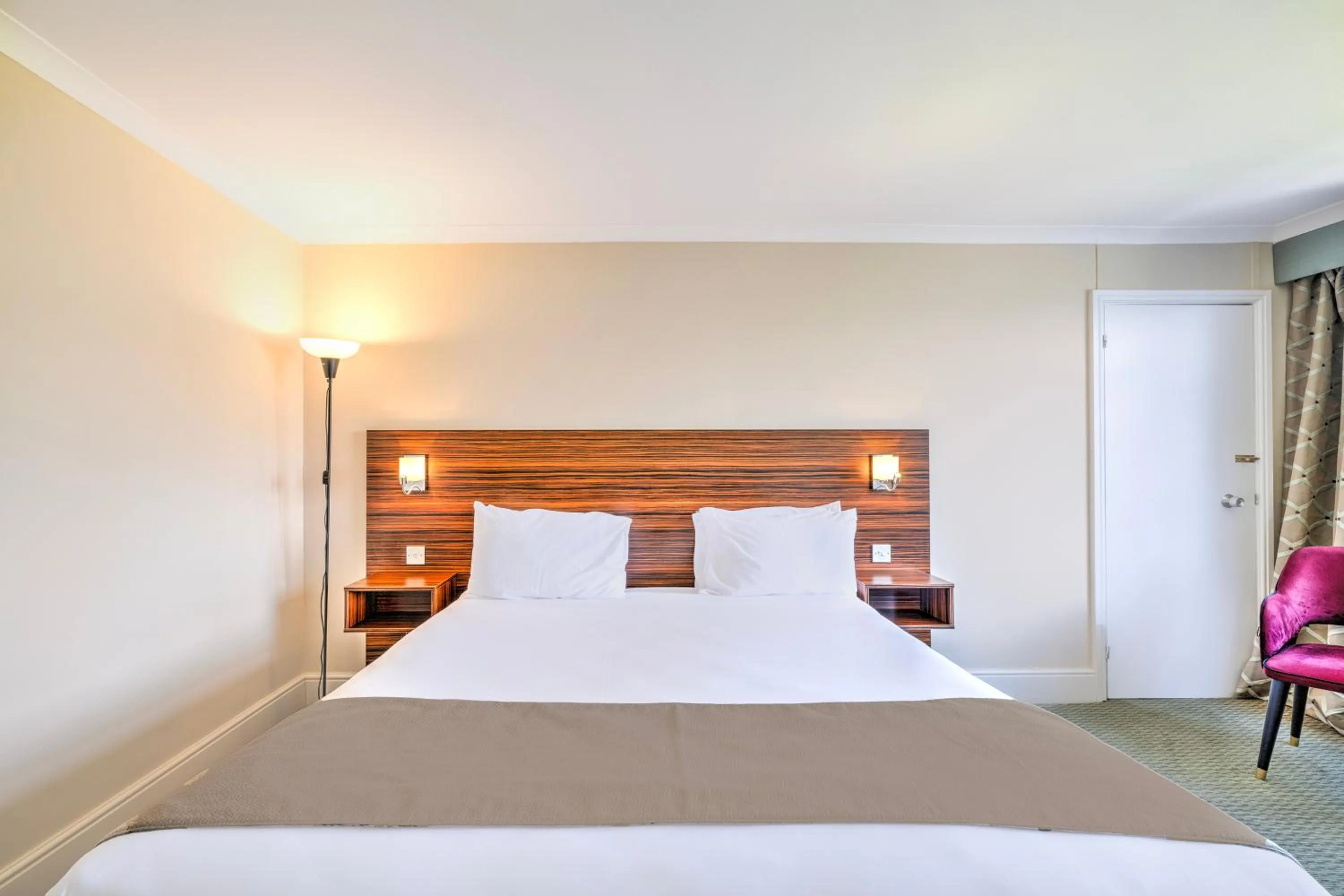 Bed in Palms Hotel & Retreat By Palette London Romford