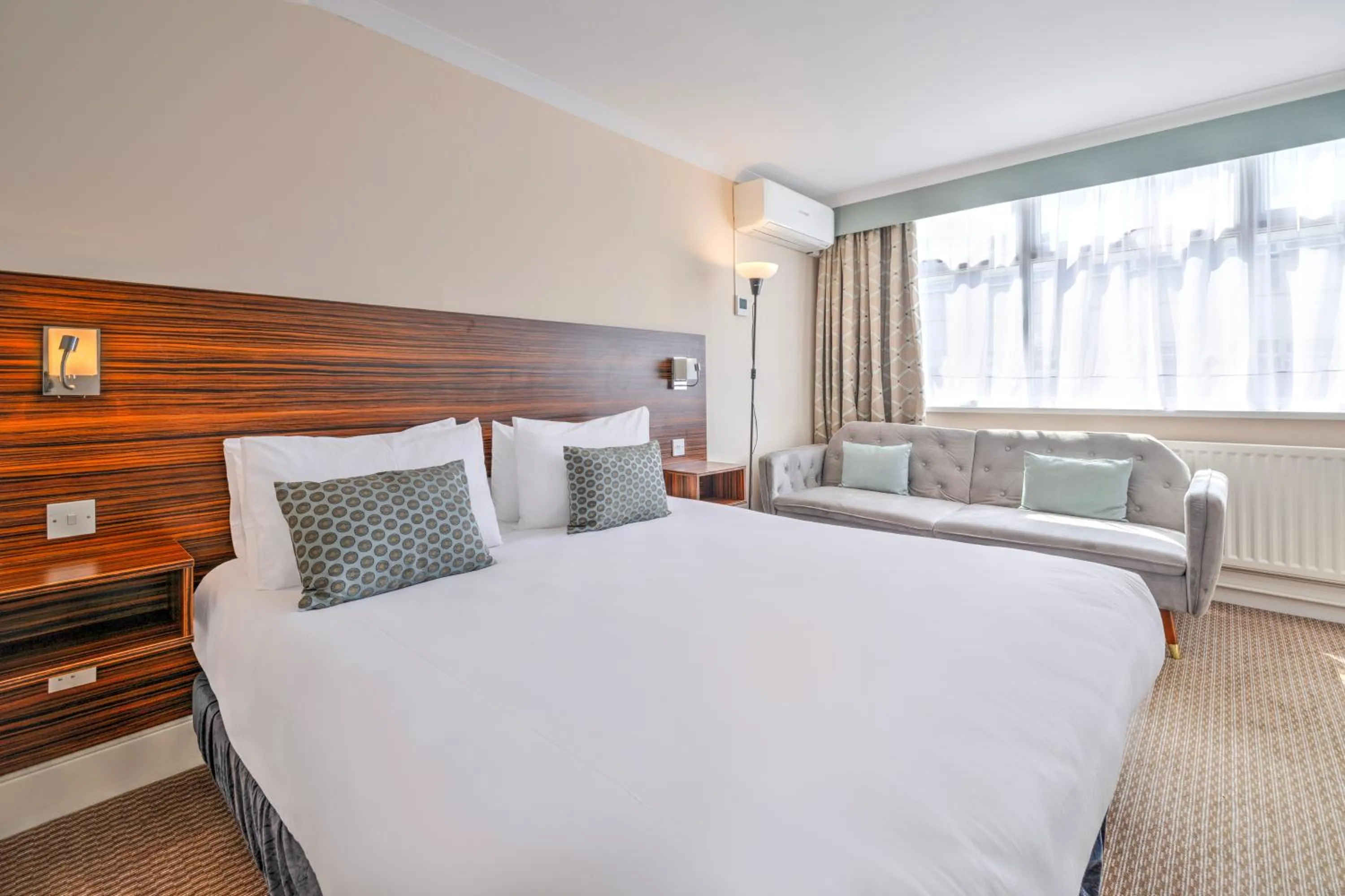 Photo of the whole room, Bed in Palms Hotel & Retreat By Palette London Romford