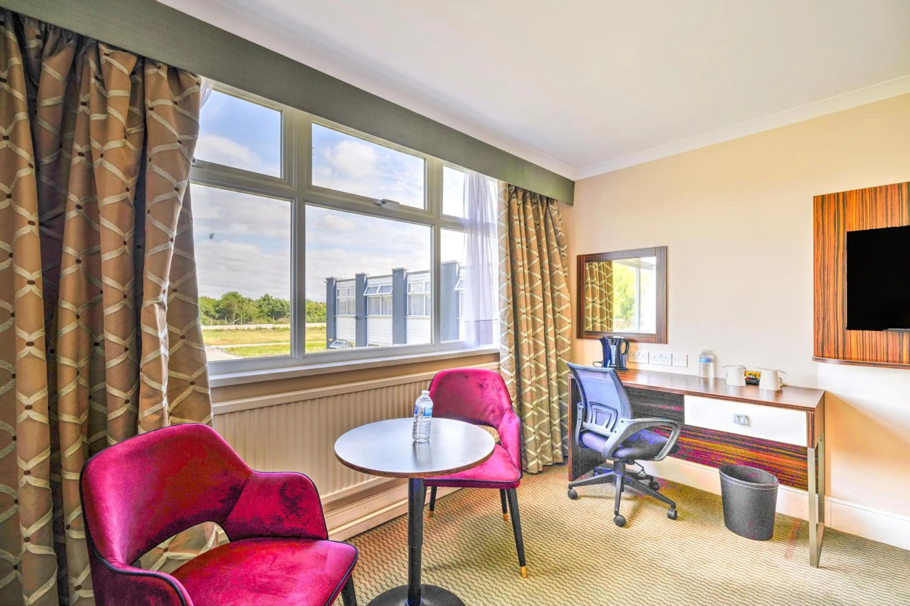 Seating area in Palms Hotel & Retreat By Palette London Romford