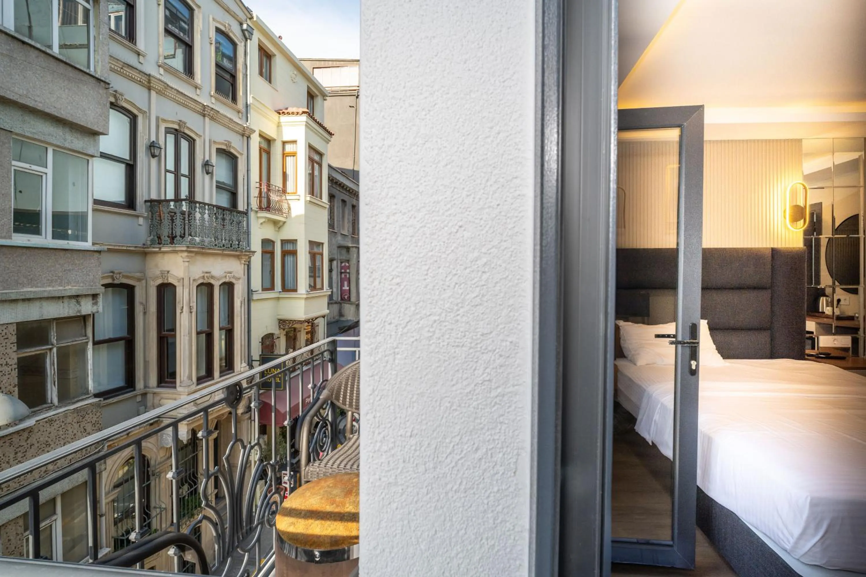 Balcony/Terrace, Bed in Robin Hotel