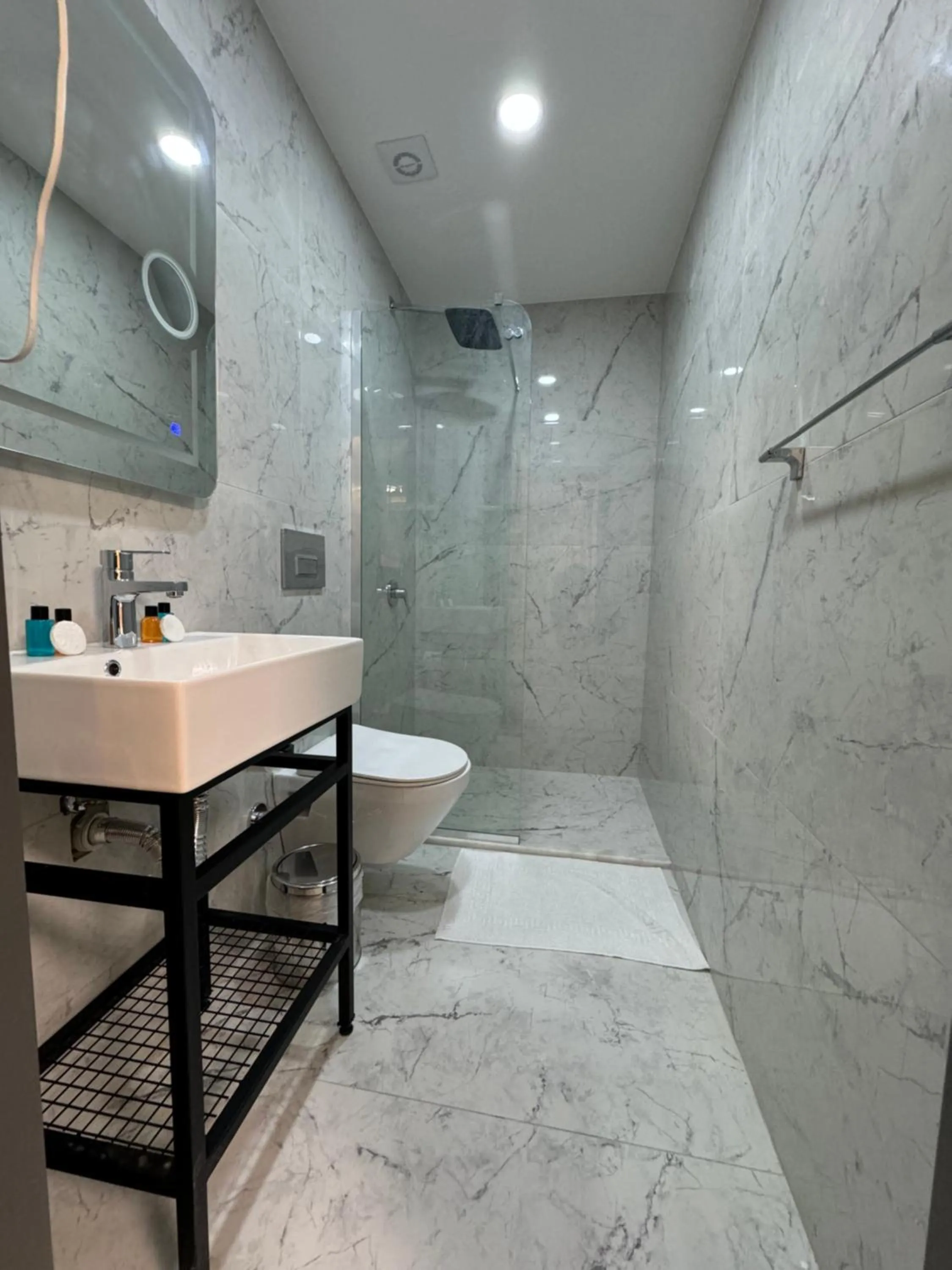 Shower in Robin Hotel