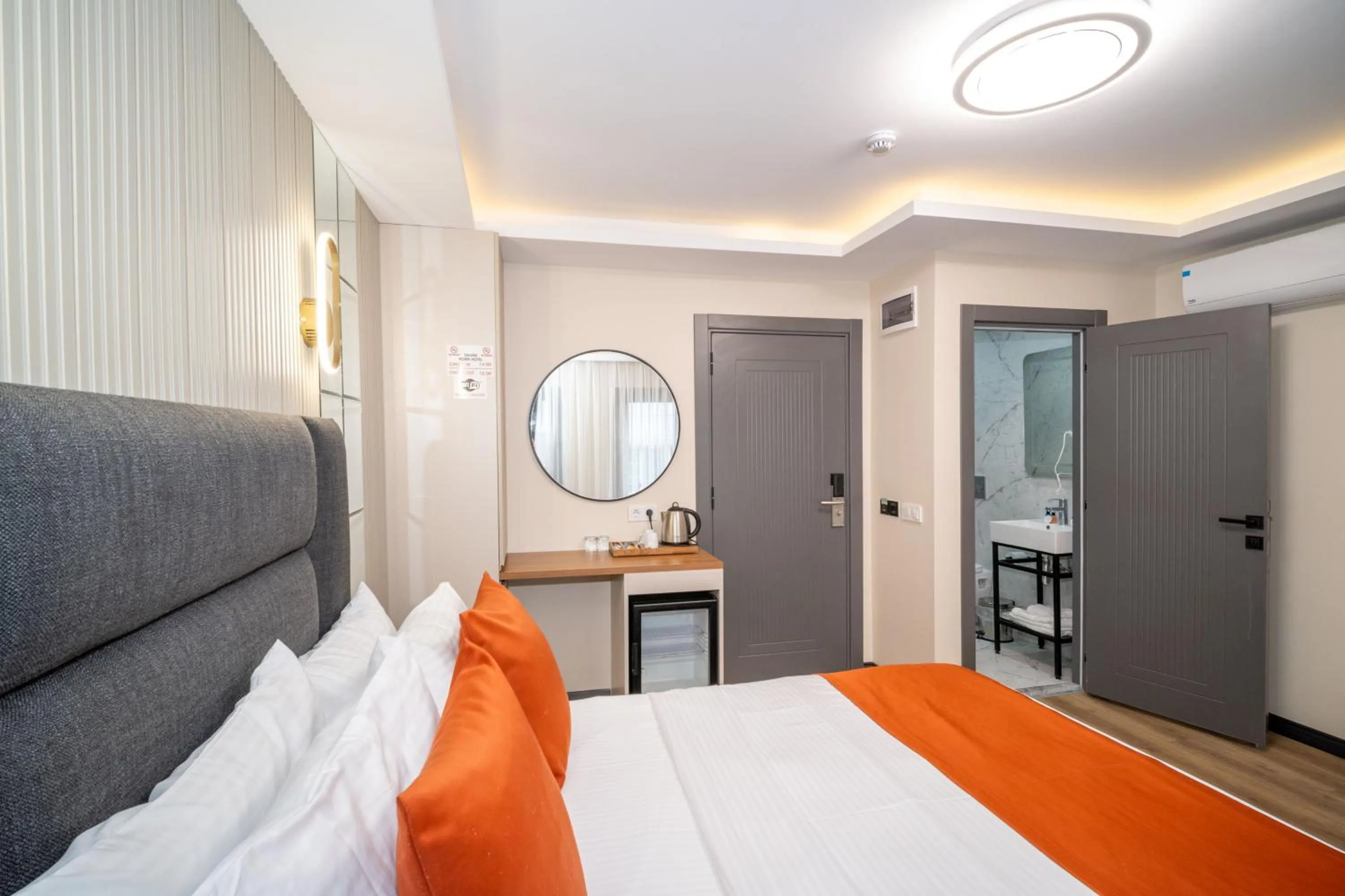 Bedroom, Bed in Robin Hotel