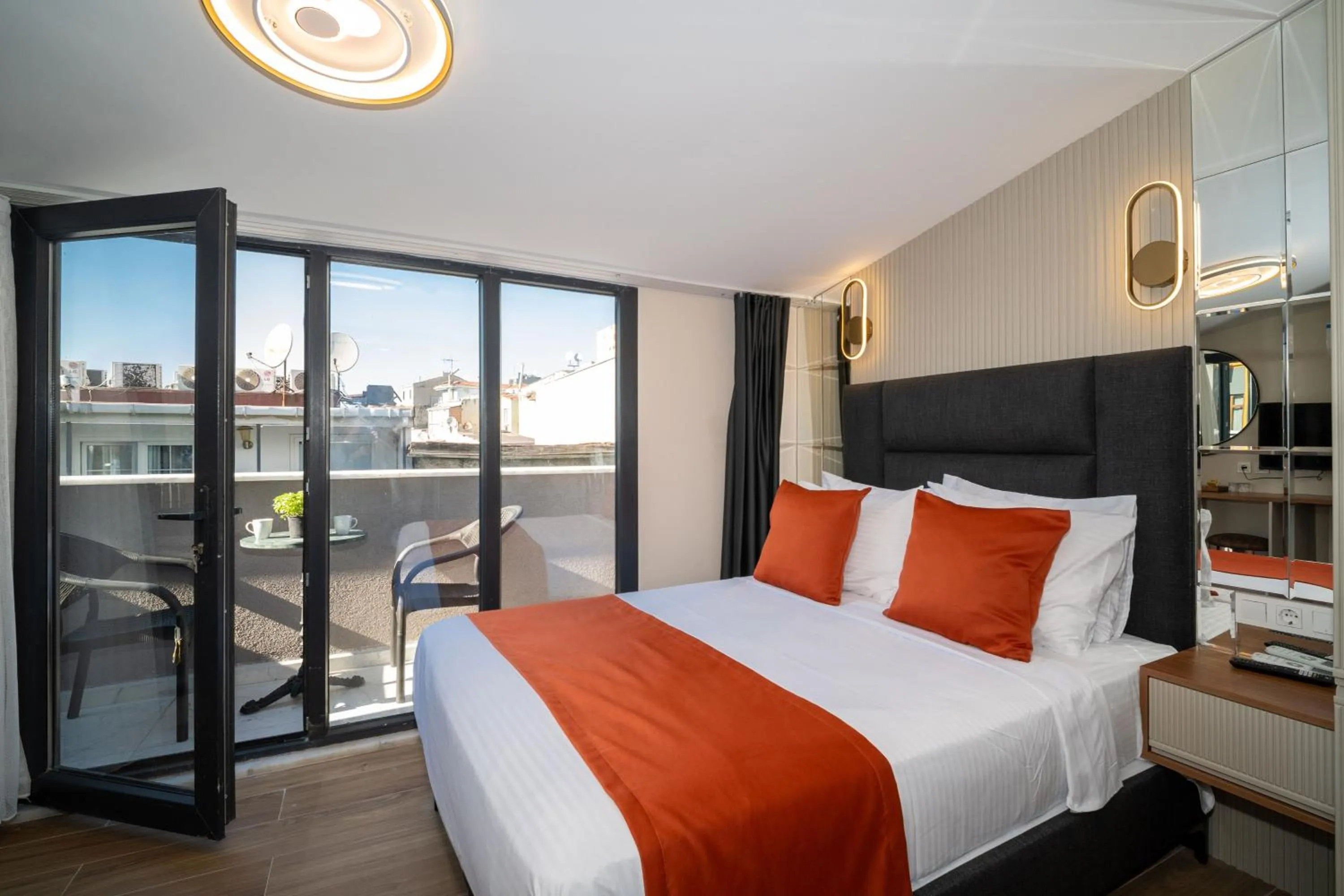 Balcony/Terrace, Bed in Robin Hotel